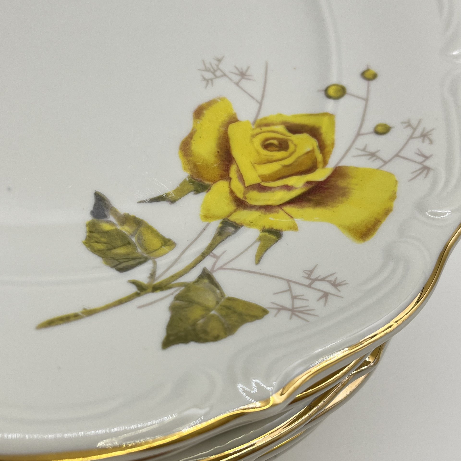 Набор из 6-ти обеденных тарелок с фигурным бортом и  изображением роз, фарфор, деколь, золочение, Walbrzych, Польша, 1952-1992 гг.