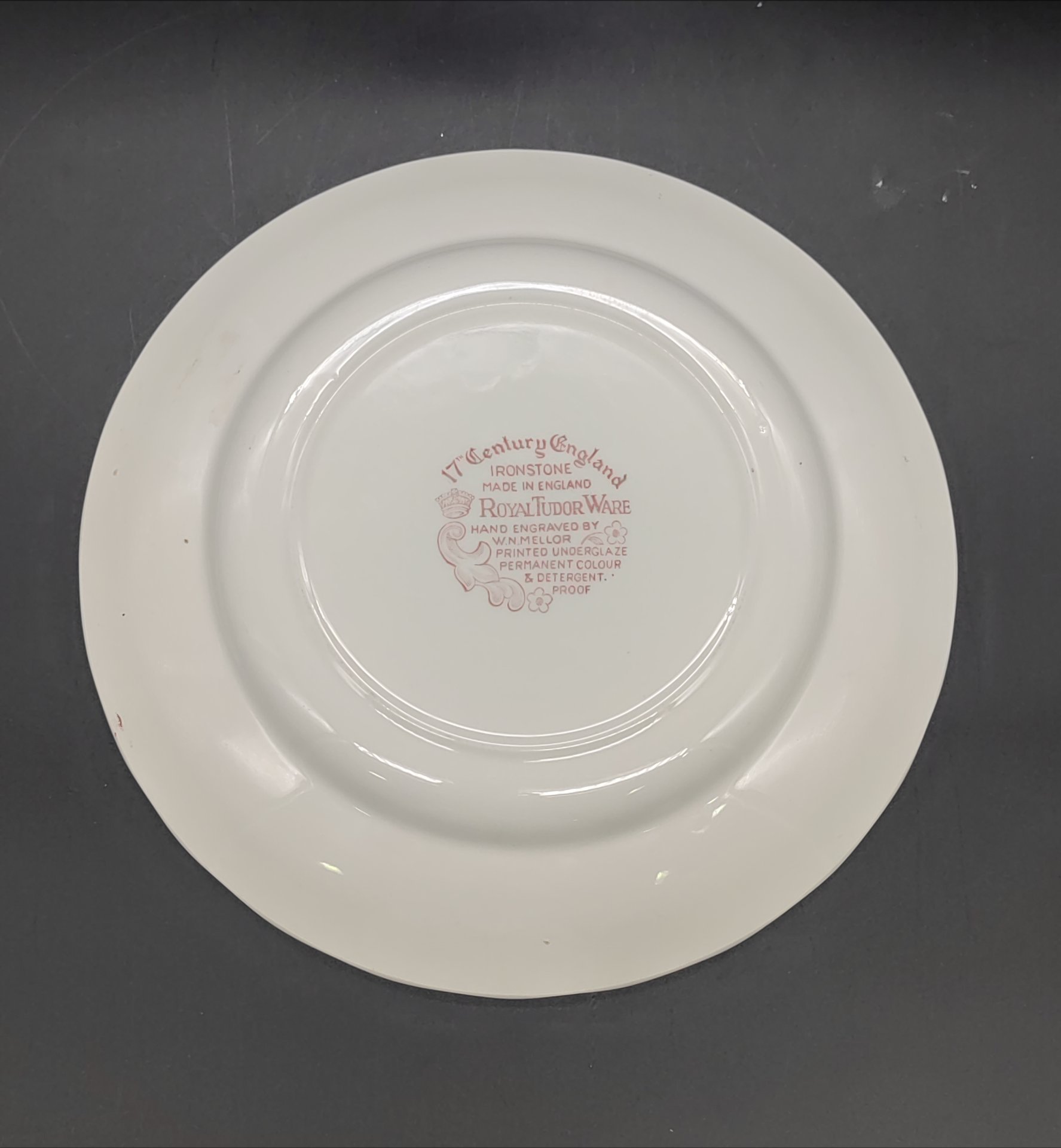 Тарелка декоративная винтажная из серии "Англия 17-ого века Royal Tudor Ware (Королевская посуда эпохи Тюдоров)" по гравюре W.N. Mellor, Ironstone