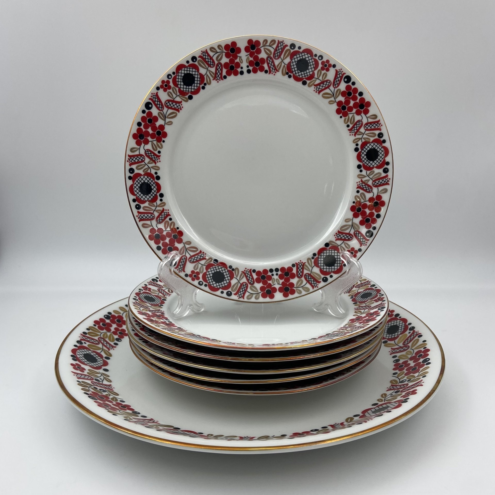 Набор из 6-ти десертных тарелок и блюда, украшенных цветочным декором, фарфор, деколь, золочение, Freiberger Porzellan, ГДР, 1970-1990 гг.
