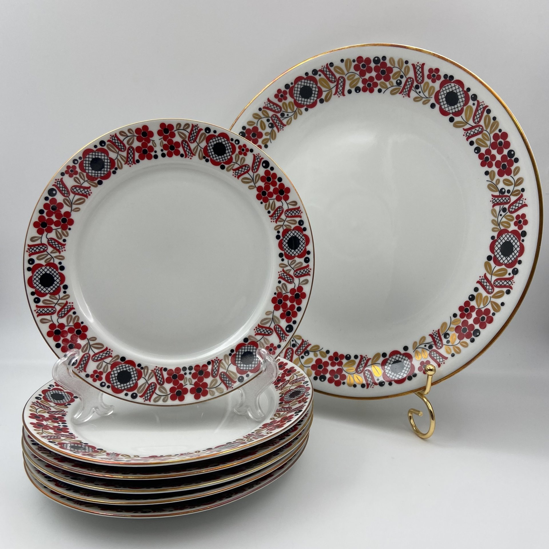 Набор из 6-ти десертных тарелок и блюда, украшенных цветочным декором, фарфор, деколь, золочение, Freiberger Porzellan, ГДР, 1970-1990 гг.