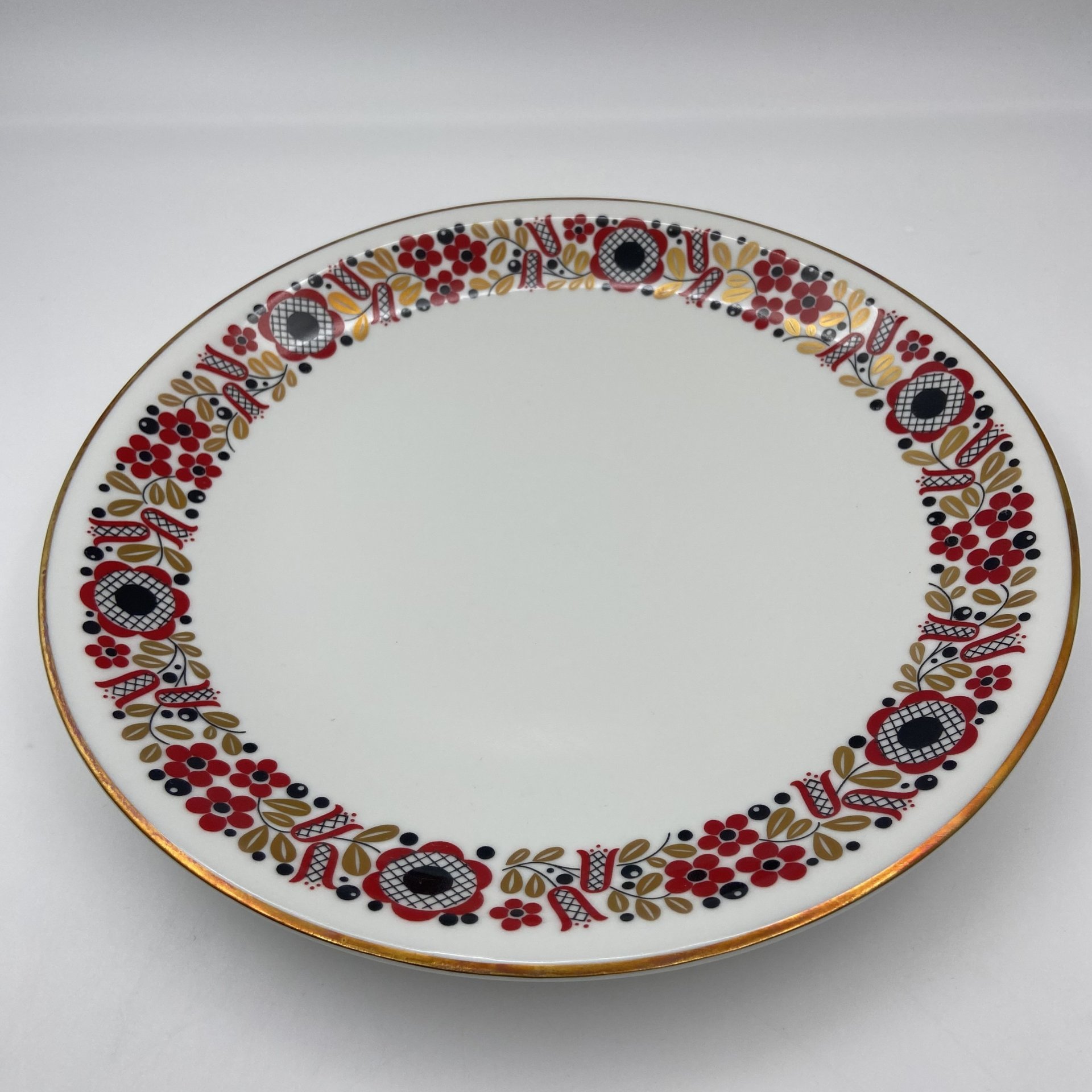 Набор из 6-ти десертных тарелок и блюда, украшенных цветочным декором, фарфор, деколь, золочение, Freiberger Porzellan, ГДР, 1970-1990 гг.