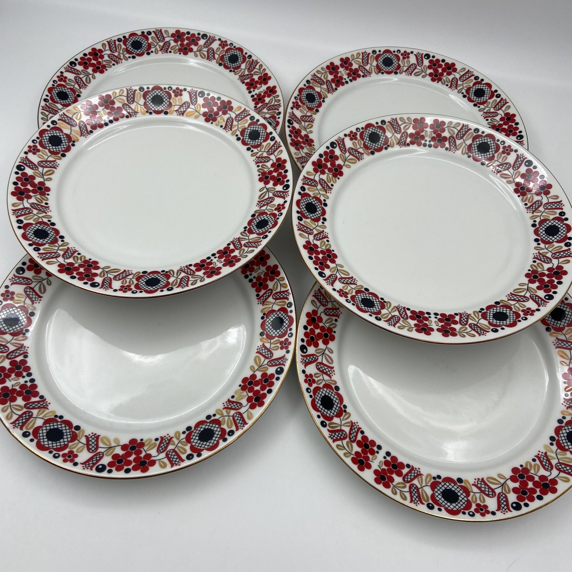 Набор из 6-ти десертных тарелок и блюда, украшенных цветочным декором, фарфор, деколь, золочение, Freiberger Porzellan, ГДР, 1970-1990 гг.