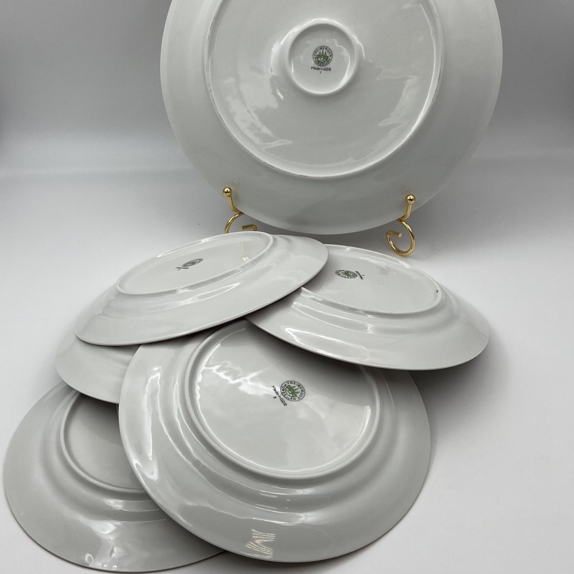 Набор из 6-ти десертных тарелок и блюда, украшенных цветочным декором, фарфор, деколь, золочение, Freiberger Porzellan, ГДР, 1970-1990 гг.