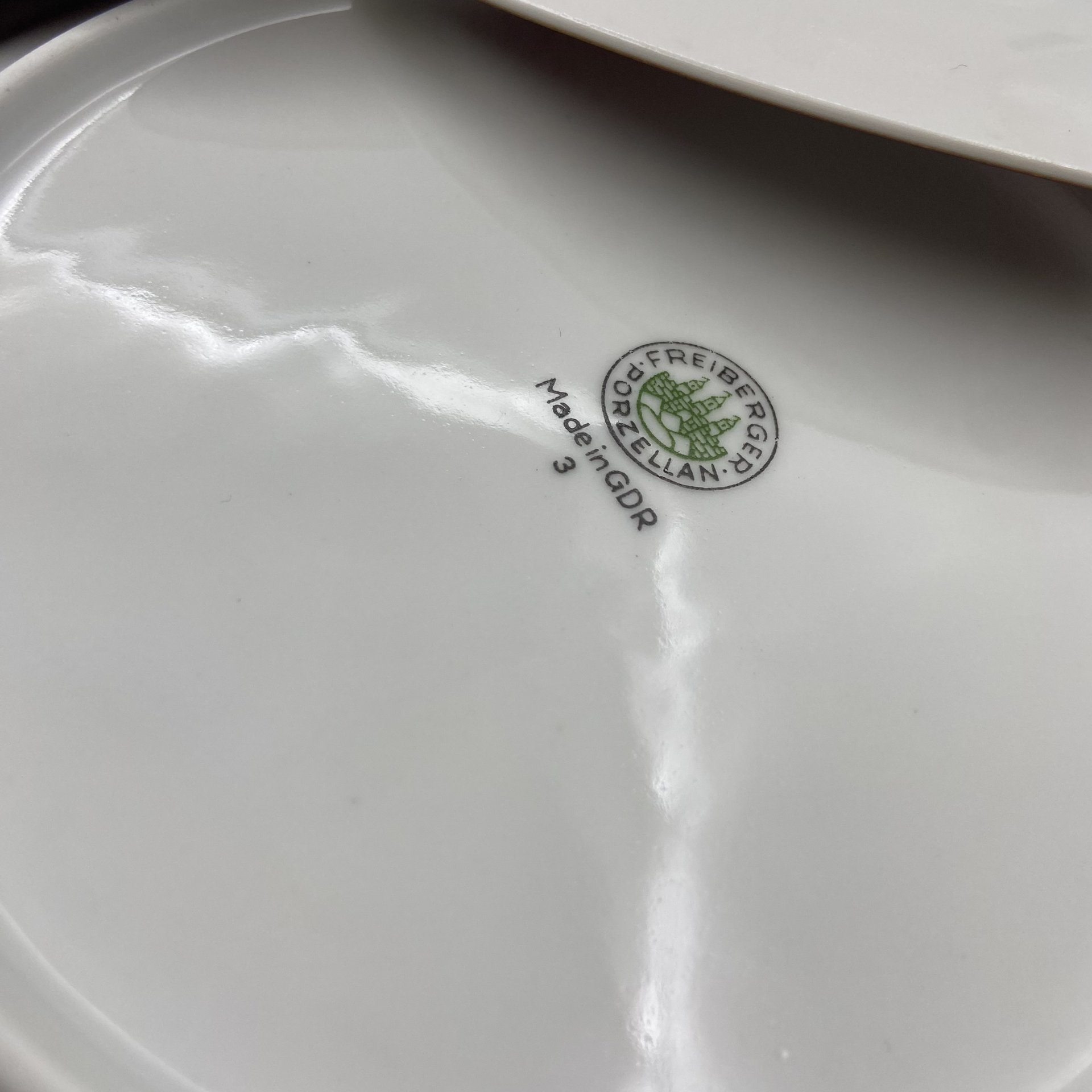 Набор из 6-ти десертных тарелок и блюда, украшенных цветочным декором, фарфор, деколь, золочение, Freiberger Porzellan, ГДР, 1970-1990 гг.