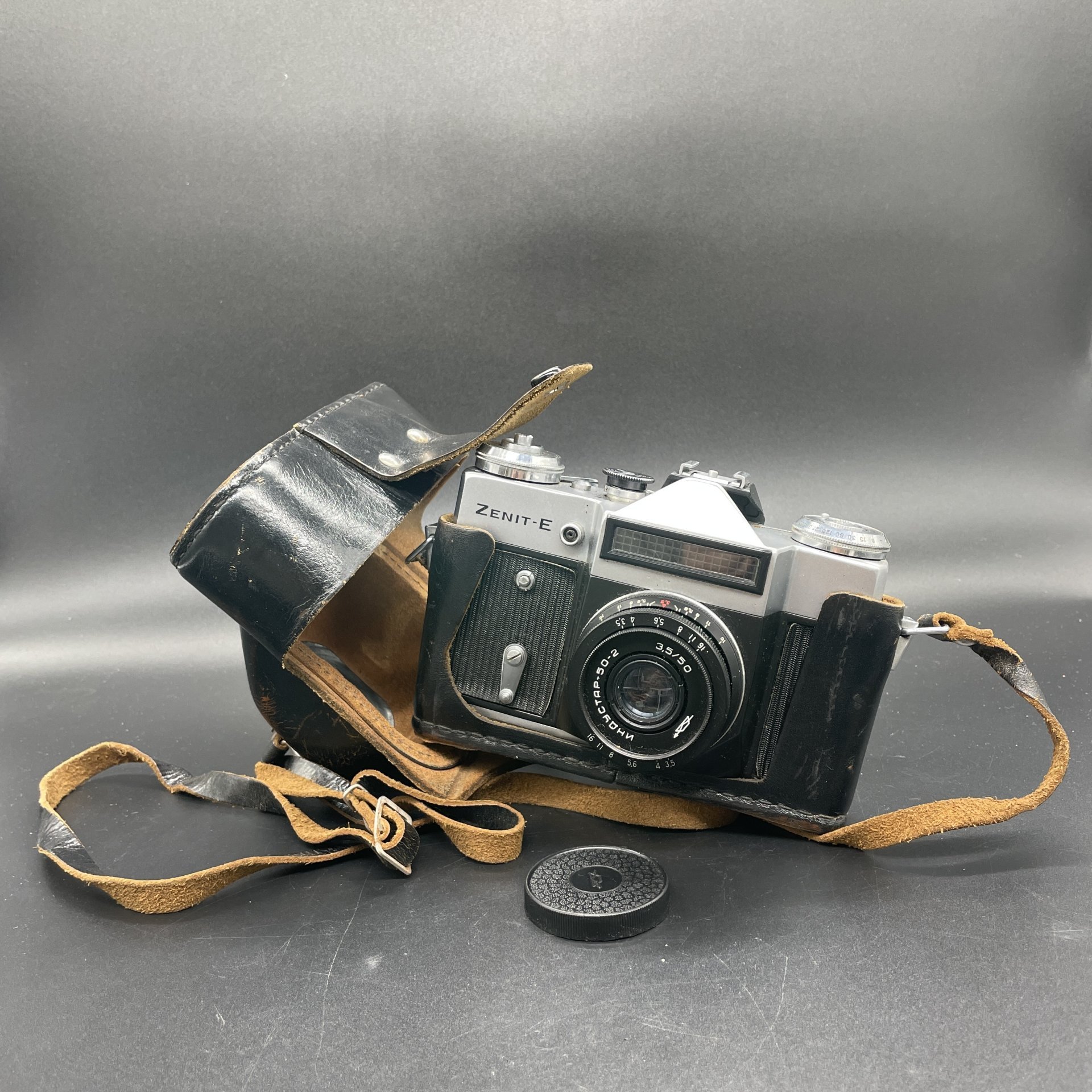 Фотоаппарат плёночный "Зенит-Е" с объективом "Индустар 50-2" в оригинальном кофре, металл, стекло, кожа, пластик, Красногорский механический завод (КМЗ), СССР, 1976 г.