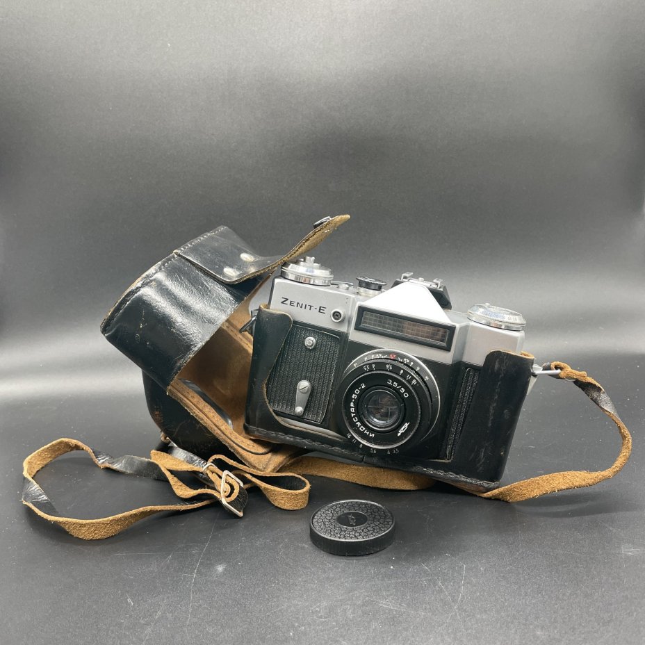 Фотоаппарат плёночный "Зенит-Е" с объективом "Индустар 50-2" в оригинальном кофре, металл, стекло, кожа, пластик, Красногорский механический завод (КМЗ), СССР, 1976 г.