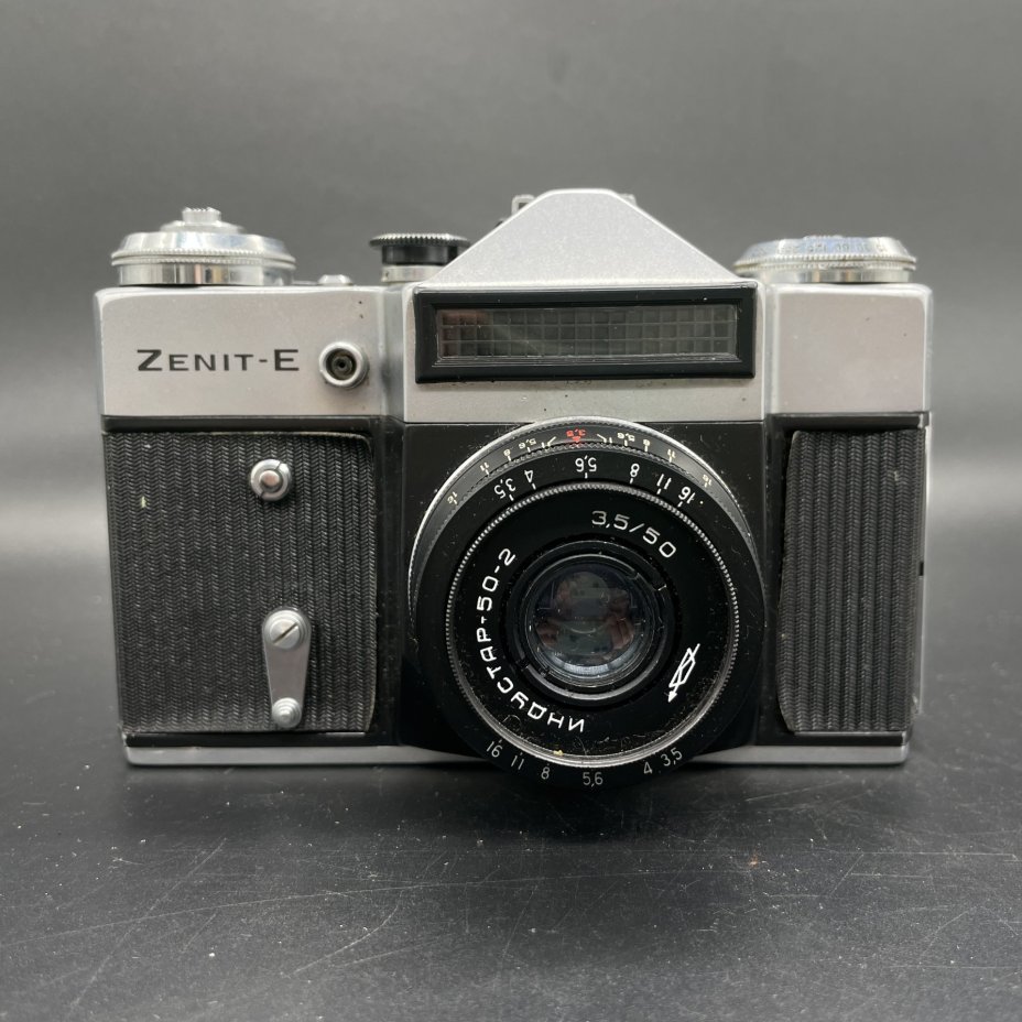 Фотоаппарат плёночный "Зенит-Е" с объективом "Индустар 50-2" в оригинальном кофре, металл, стекло, кожа, пластик, Красногорский механический завод (КМЗ), СССР, 1976 г.