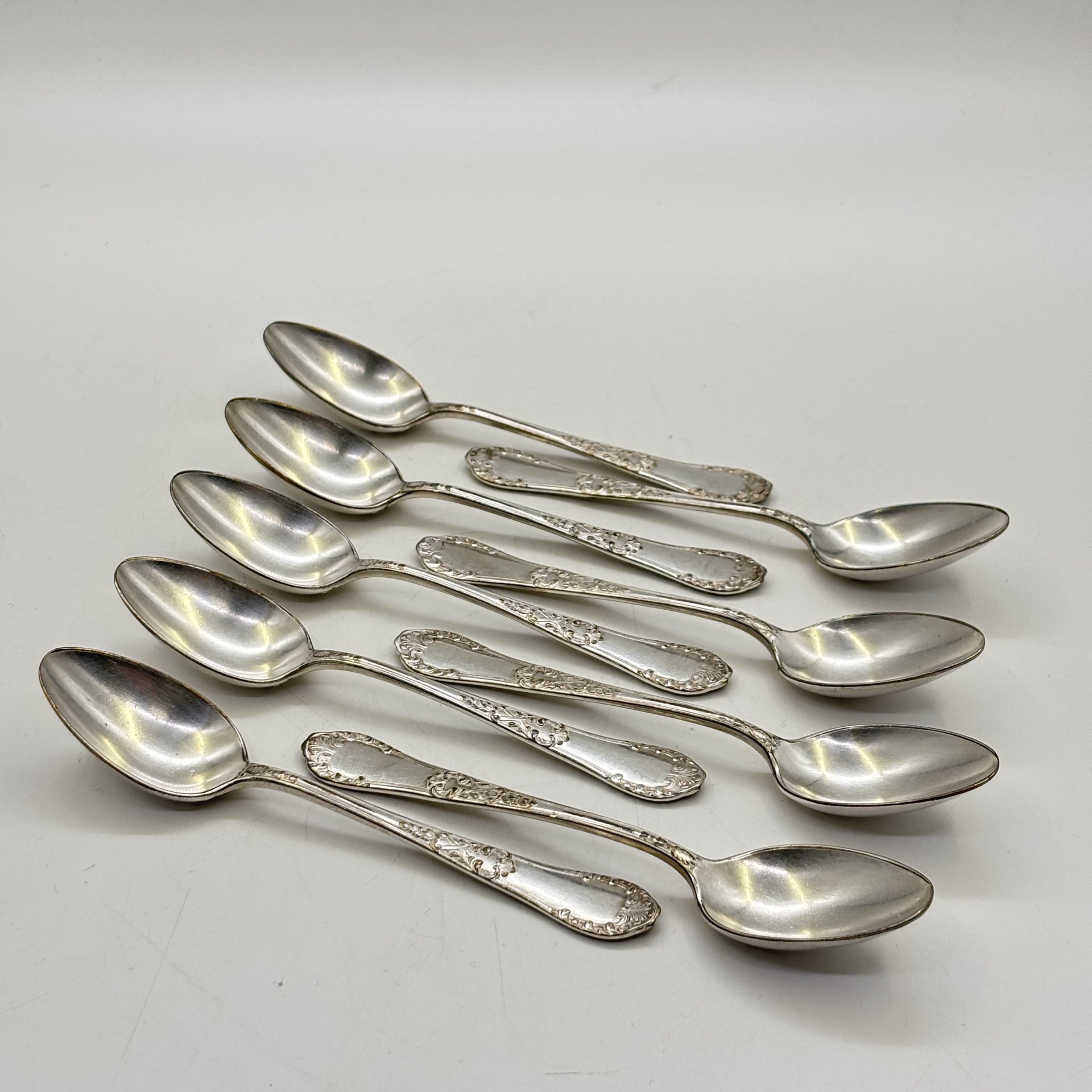 Набор из девяти чайных ложек с растительным декором, металл, серебрение, Fraget (Фабрика серебряных и плакированных изделий Иосифа Фраже), Царство Польское, 1890-1917 гг.