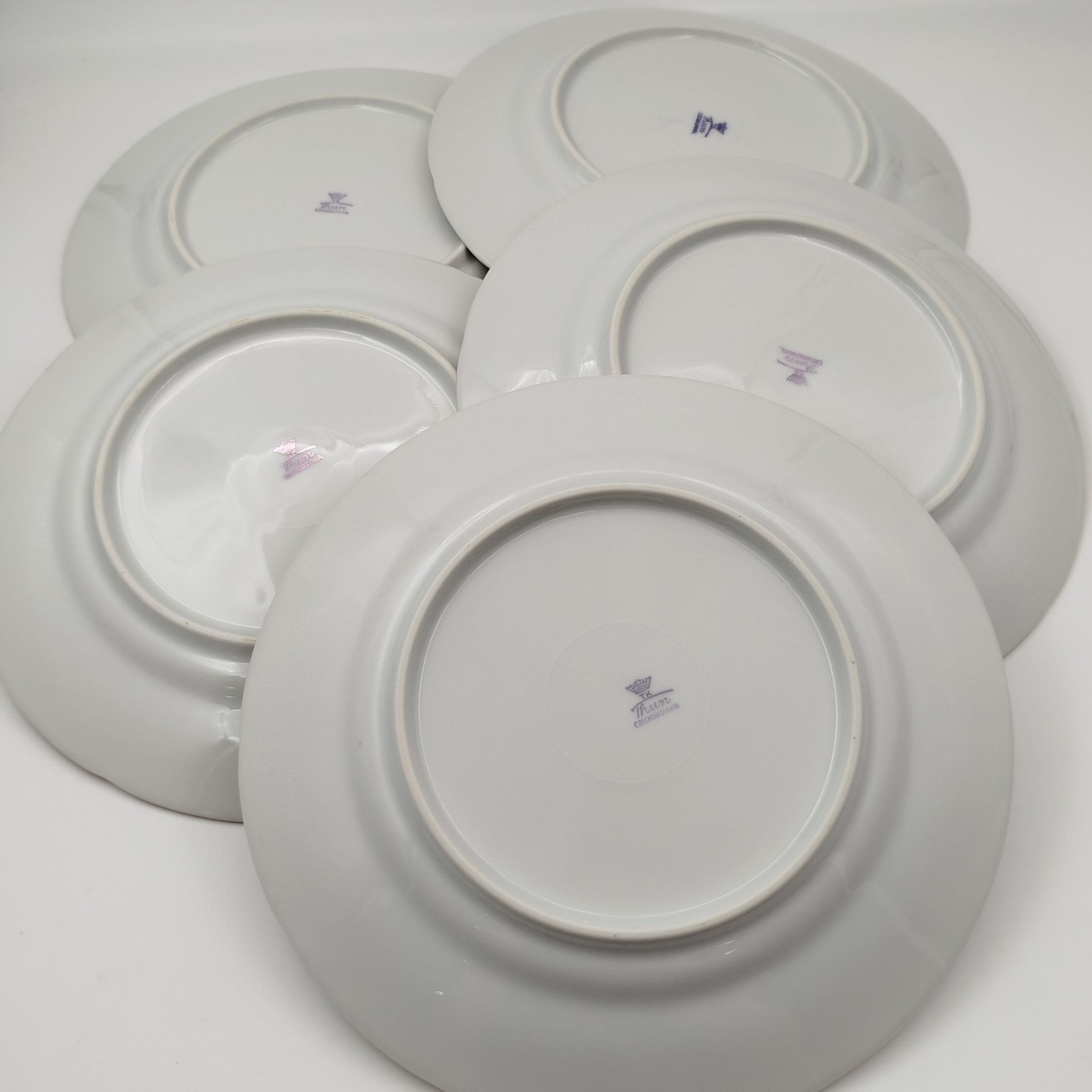 Набор тарелок на 5 персон, украшенных цветочным декором, фарфор, деколь, Thun (Тун), Чехословакия, 1970-1985 гг.