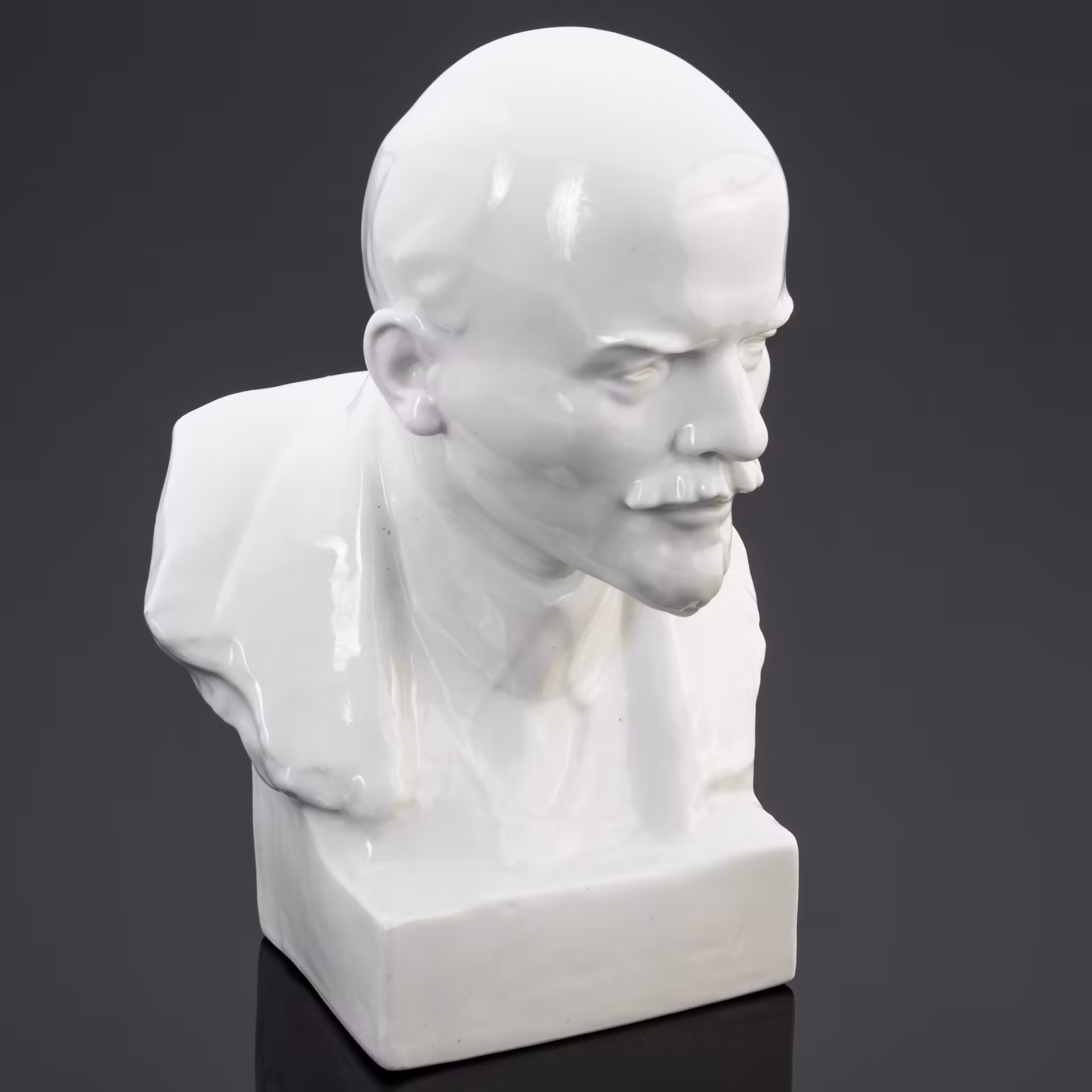 Бюст настольный «Владимир Ильич Ленин», скульптор Н.В. Томский, Ленинградский фарфоровый завод (ЛФЗ)