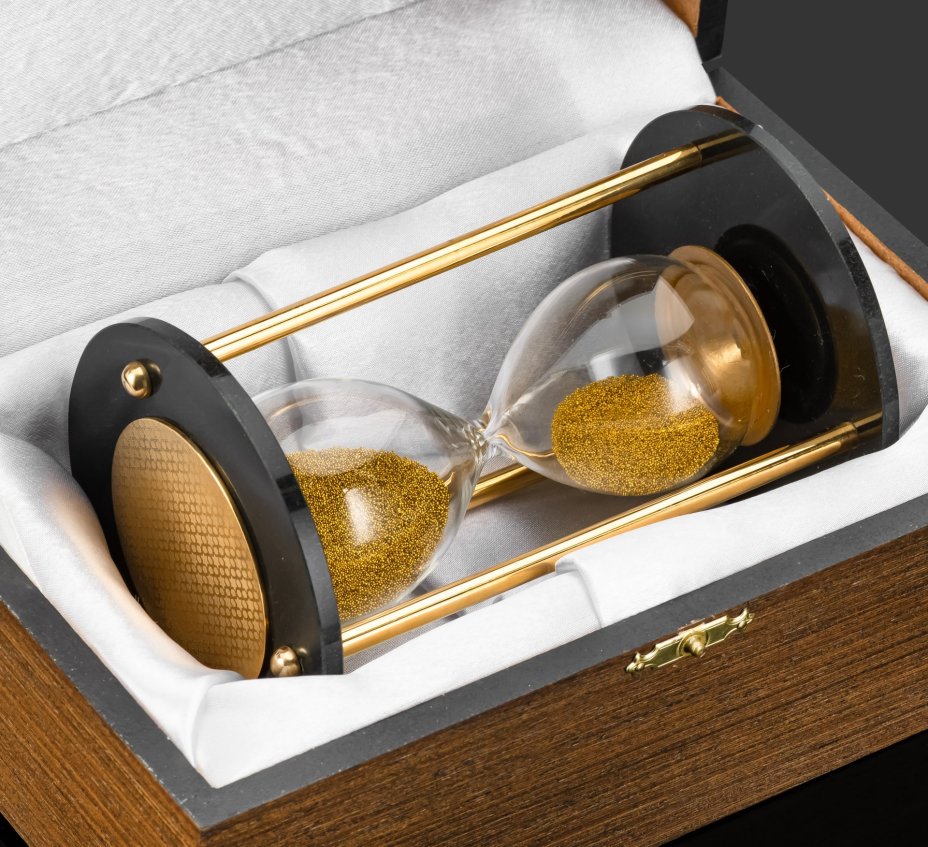 Часы песочные на долеритовом основании в подарочной коробке, латунь, никель, долерит, никелирование, золочение, Златоуст, Российская Федерация, 2025 г.