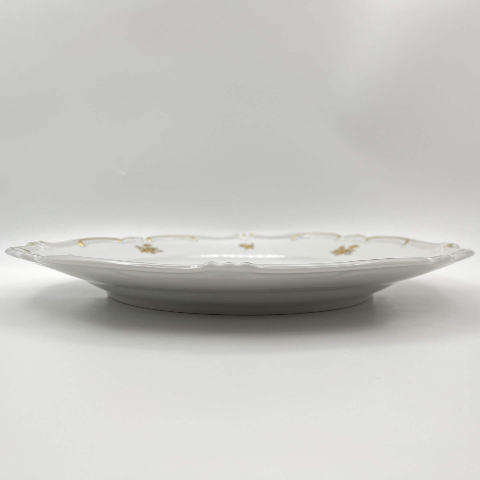 Блюдо, украшенное цветочным декором, серия "Katharina", фарфор, золочение, Weimar Porzellan (Веймарский фарфор), ГДР, 1950-1980 гг.