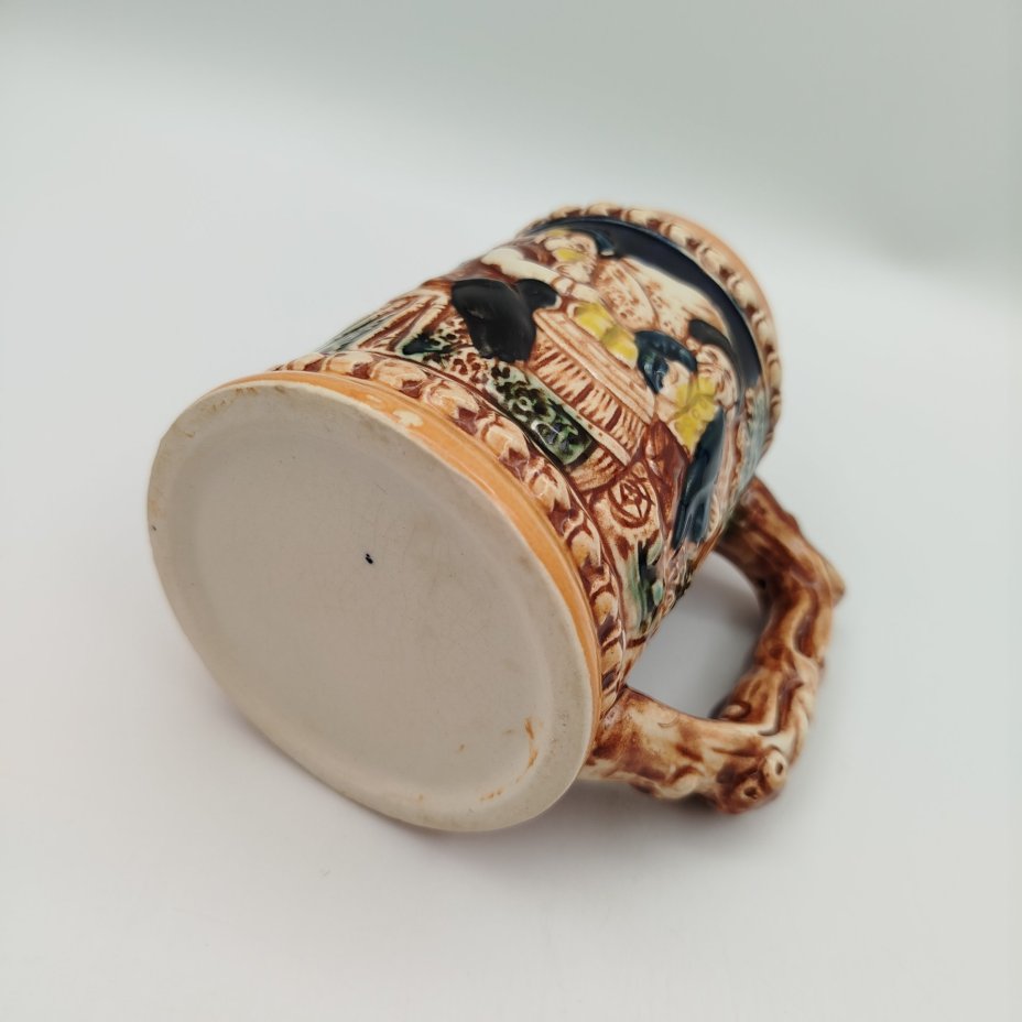 Кружка пивная, декорированная изображением застолья, фаянс, роспись