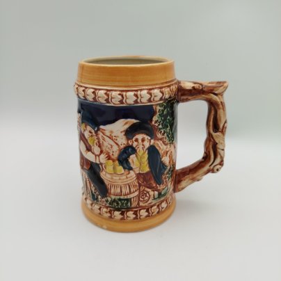 Кружка пивная, декорированная изображением застолья, фаянс, роспись