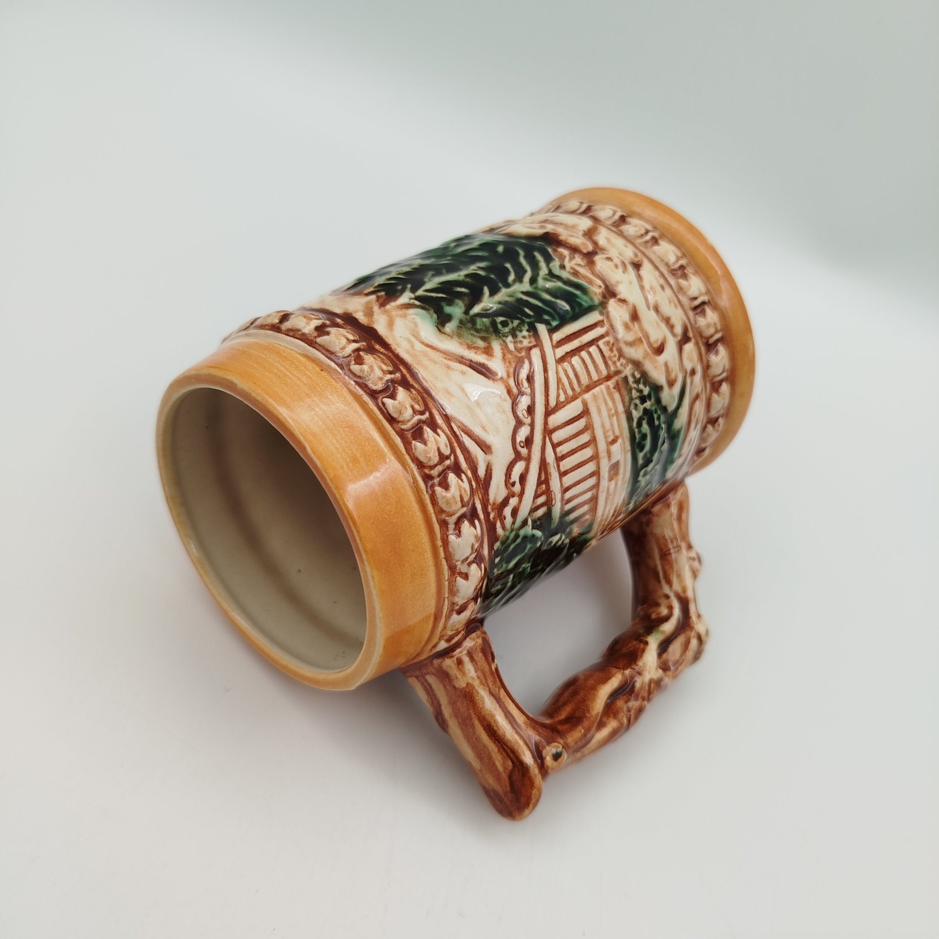 Кружка пивная, декорированная изображением застолья, фаянс, роспись