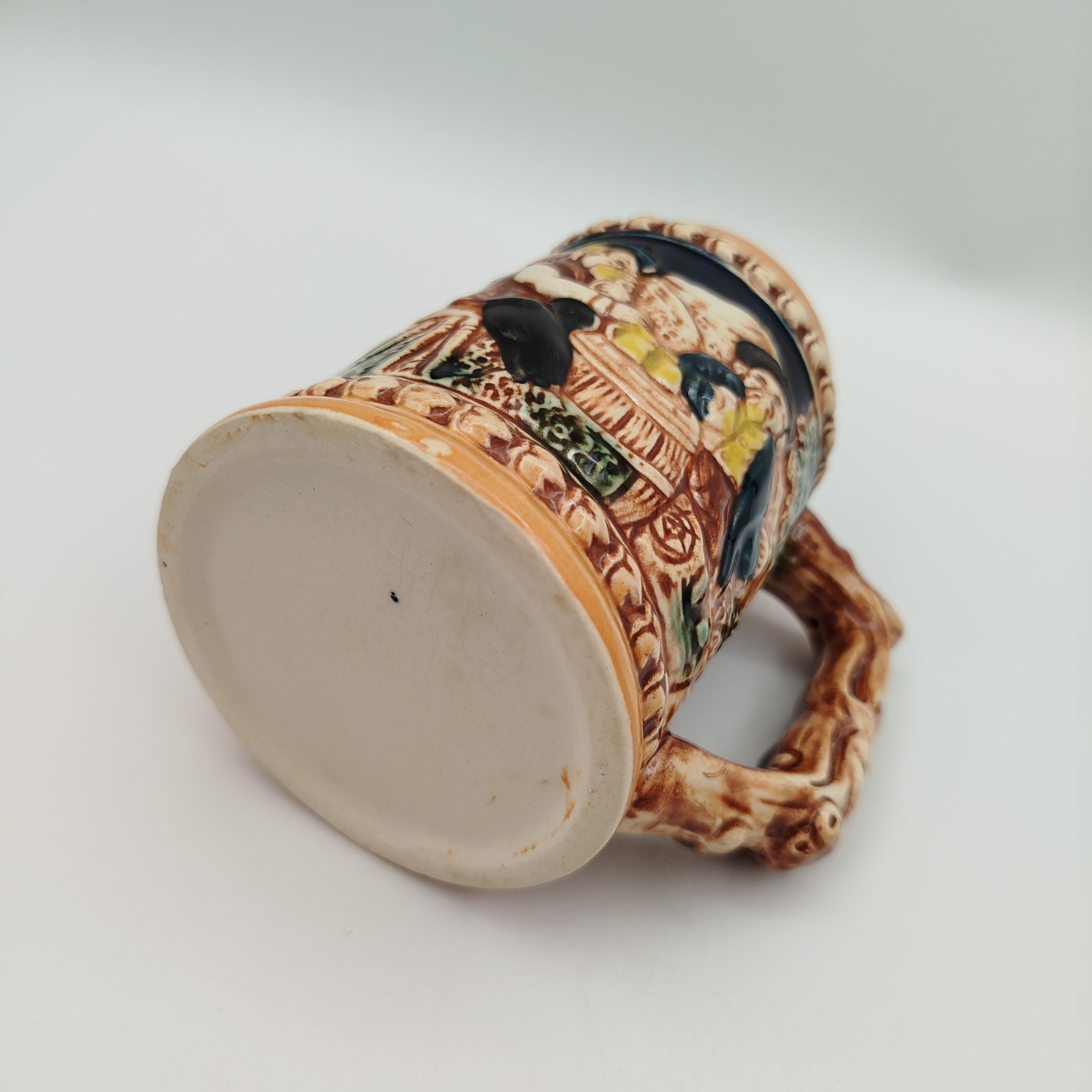 Кружка пивная, декорированная изображением застолья, фаянс, роспись