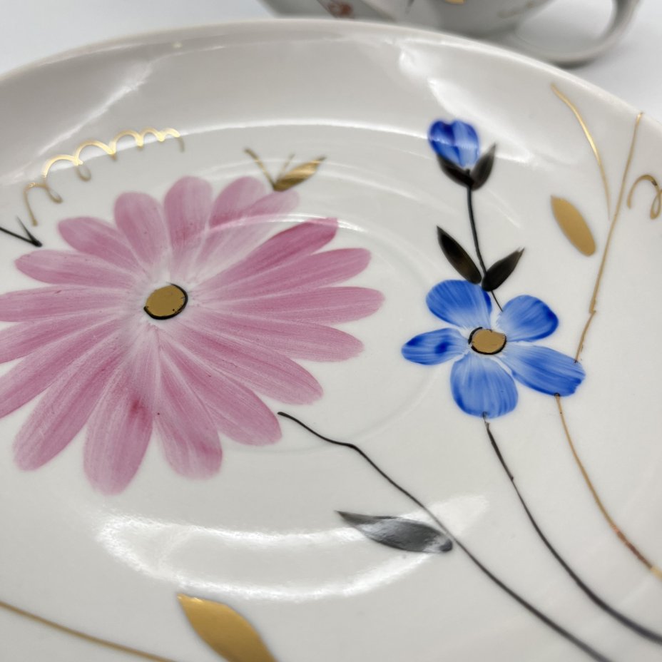 Пара чайная с цветочным декором в виде астр, фарфор, роспись, золочение, Дулевский фарфоровый завод (Дулёво), СССР, 1968-1991 гг.