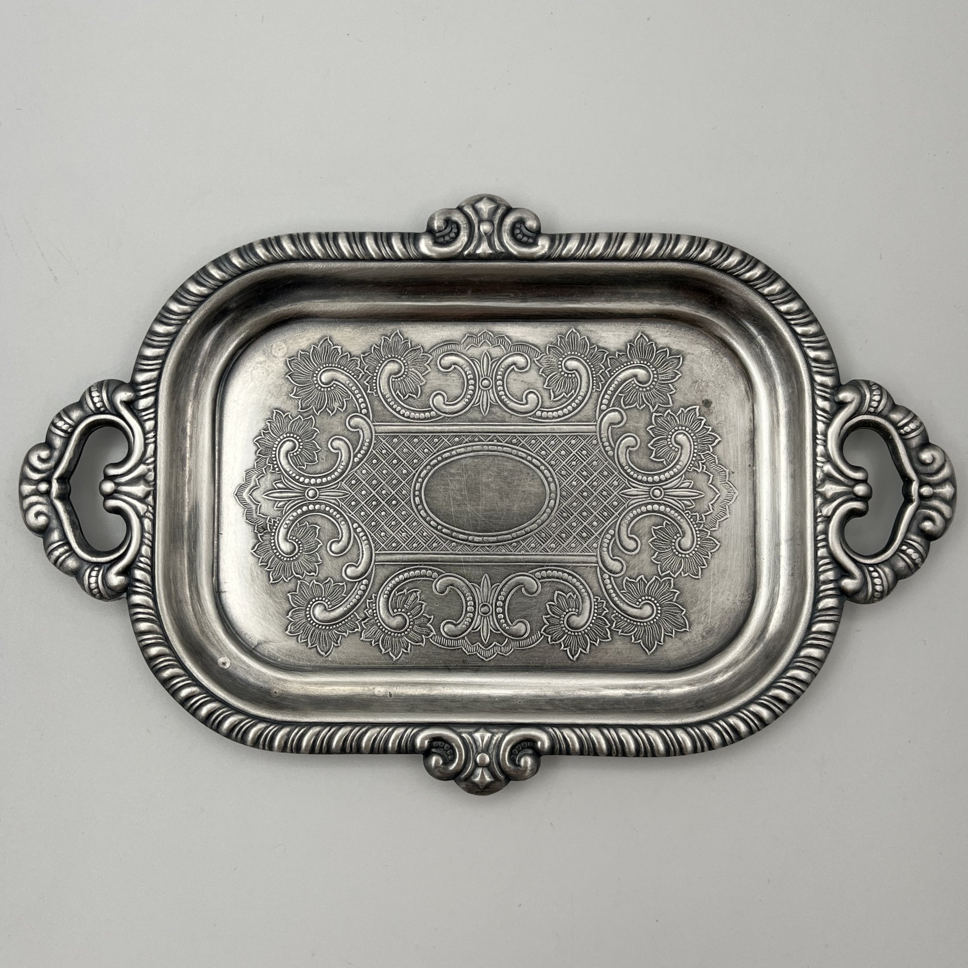 Мелочница (подставка для ключей) в форме подноса с растительным декором