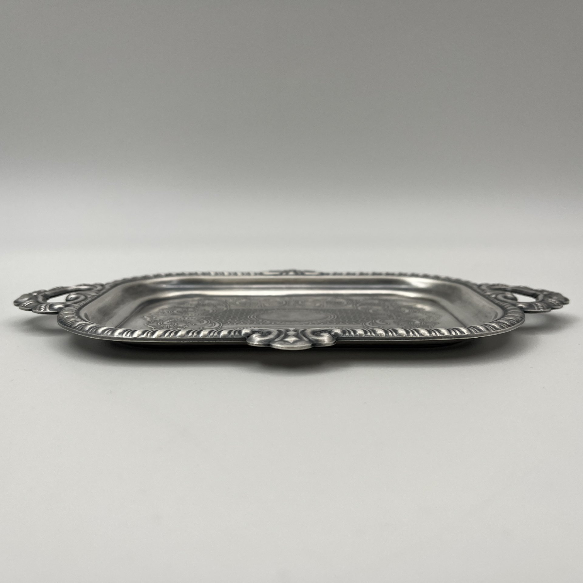 Мелочница (подставка для ключей) в форме подноса с растительным декором