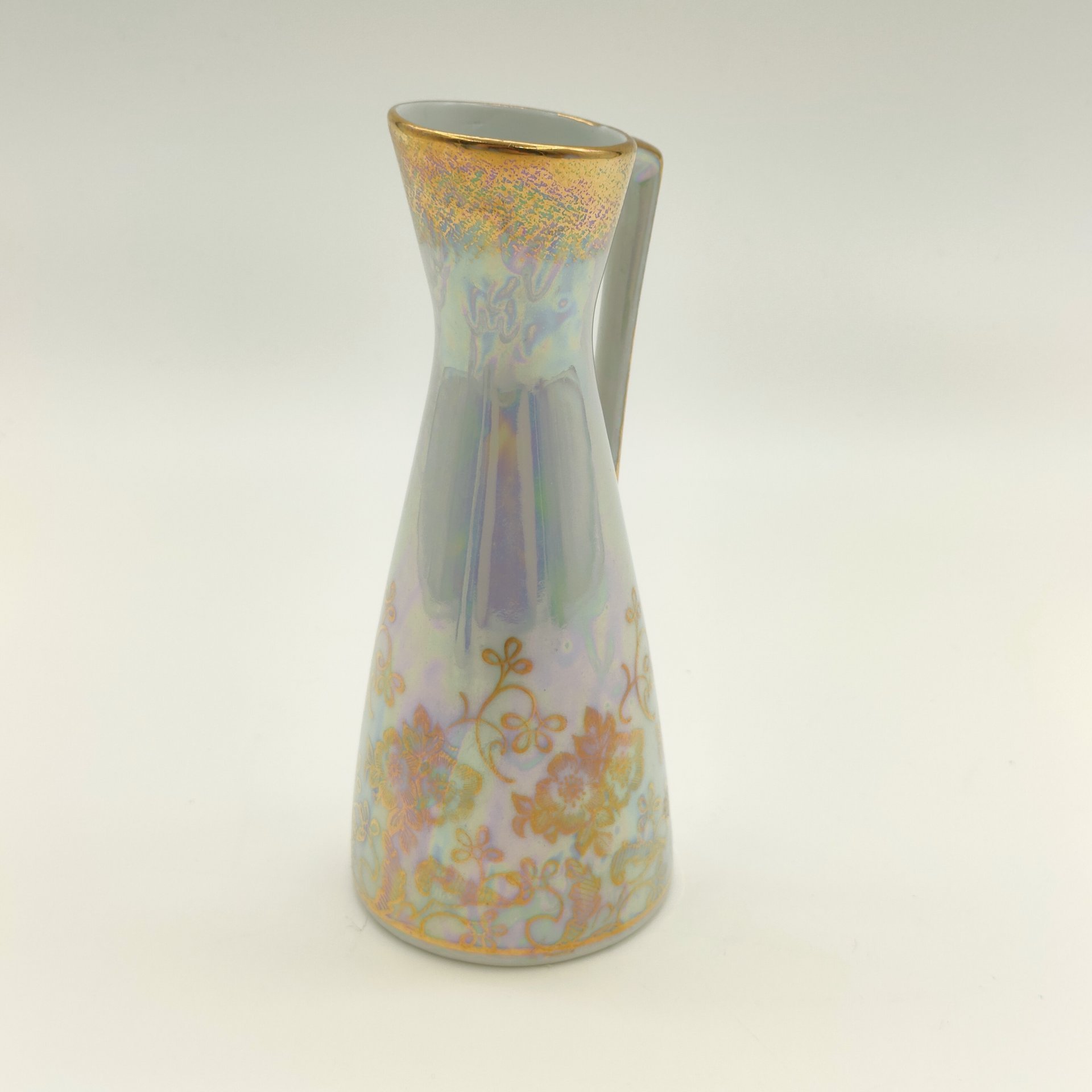 Кувшинчик с цветочным орнаментом на перламутровом фоне, фарфор, люстр, золочение, Martinroda Friedrich Eger & Co. (PM), Германия, 1960-1980 гг.