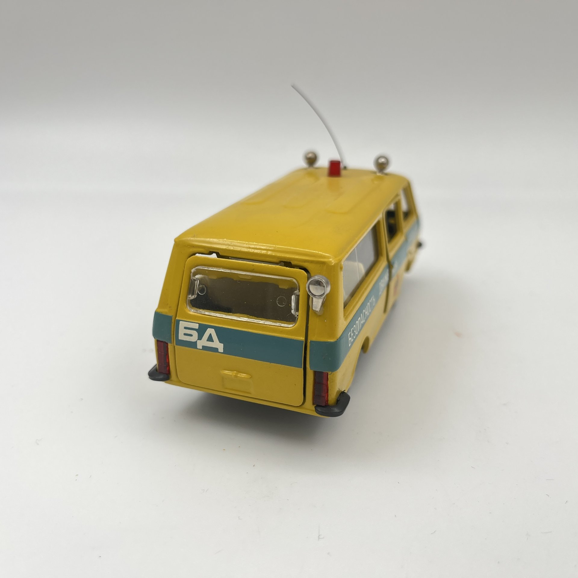 Масштабная модель "RAF-M-2203", (Штаб управления ГАИ), авторская модель 1:43, Саратовский завод «Тантал», металл, пластик, картон, СССР, 1987-1988 гг.