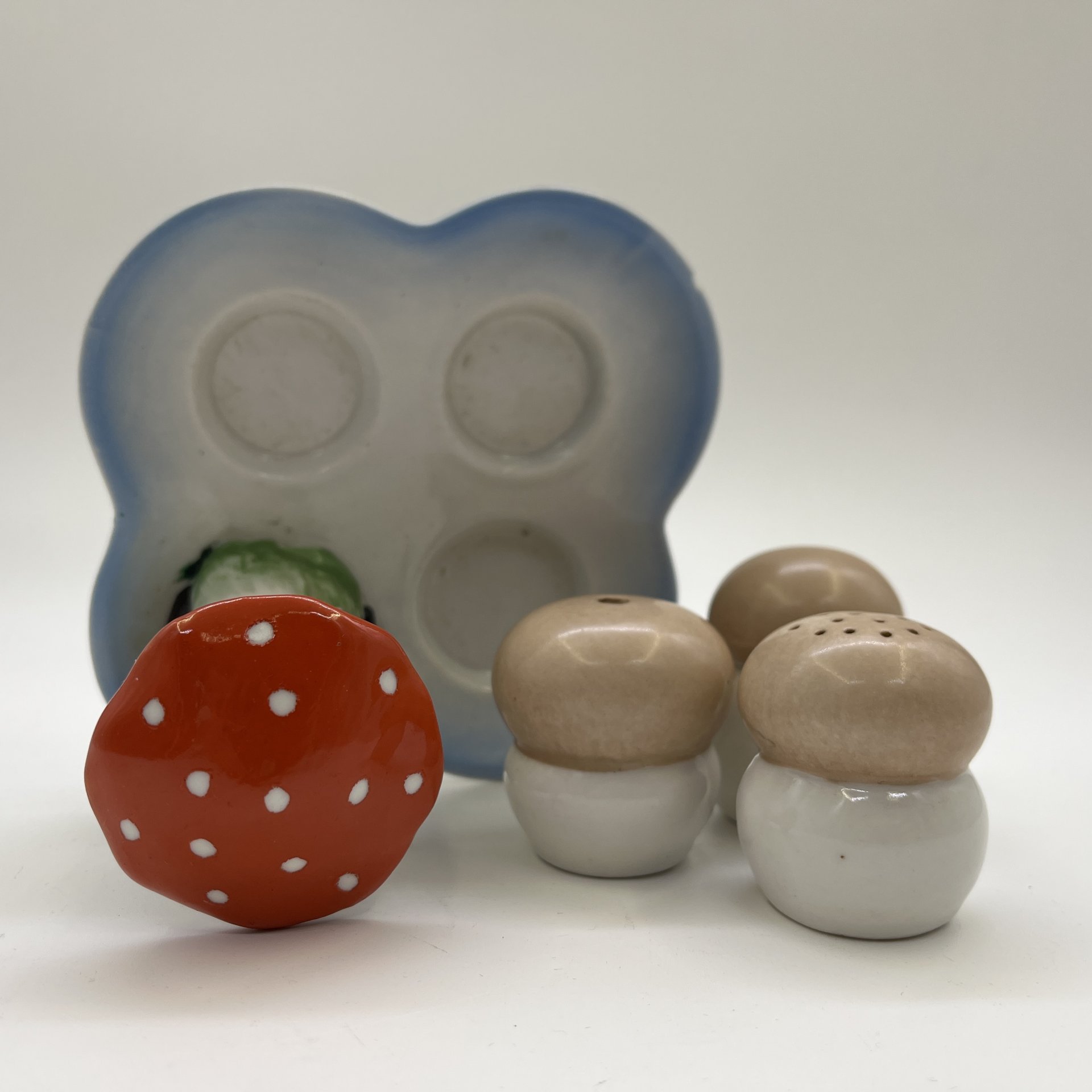 Набор для специй "Гном под мухомором", фарфор, роспись, СССР, 1980-1990 гг.