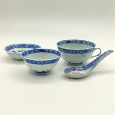 Набор из 4-х предметов (чашка, пиала, розетка и ложка), украшенных изображением дракона и традиционным рельефным декором "рисовое зерно", фарфор, деколь, золочение, Фарфор Цзиндэчжэнь, Китай, 1980-2000 гг.