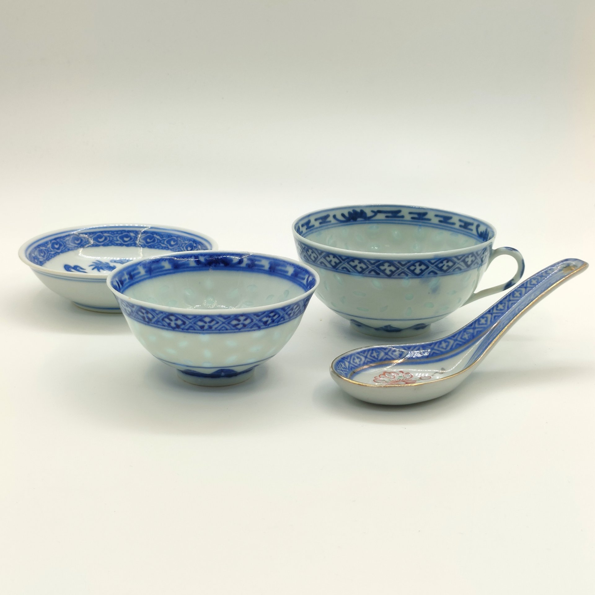 Набор из 4-х предметов (чашка, пиала, розетка и ложка), украшенных изображением дракона и традиционным рельефным декором "рисовое зерно", фарфор, деколь, золочение, Фарфор Цзиндэчжэнь, Китай, 1980-2000 гг.
