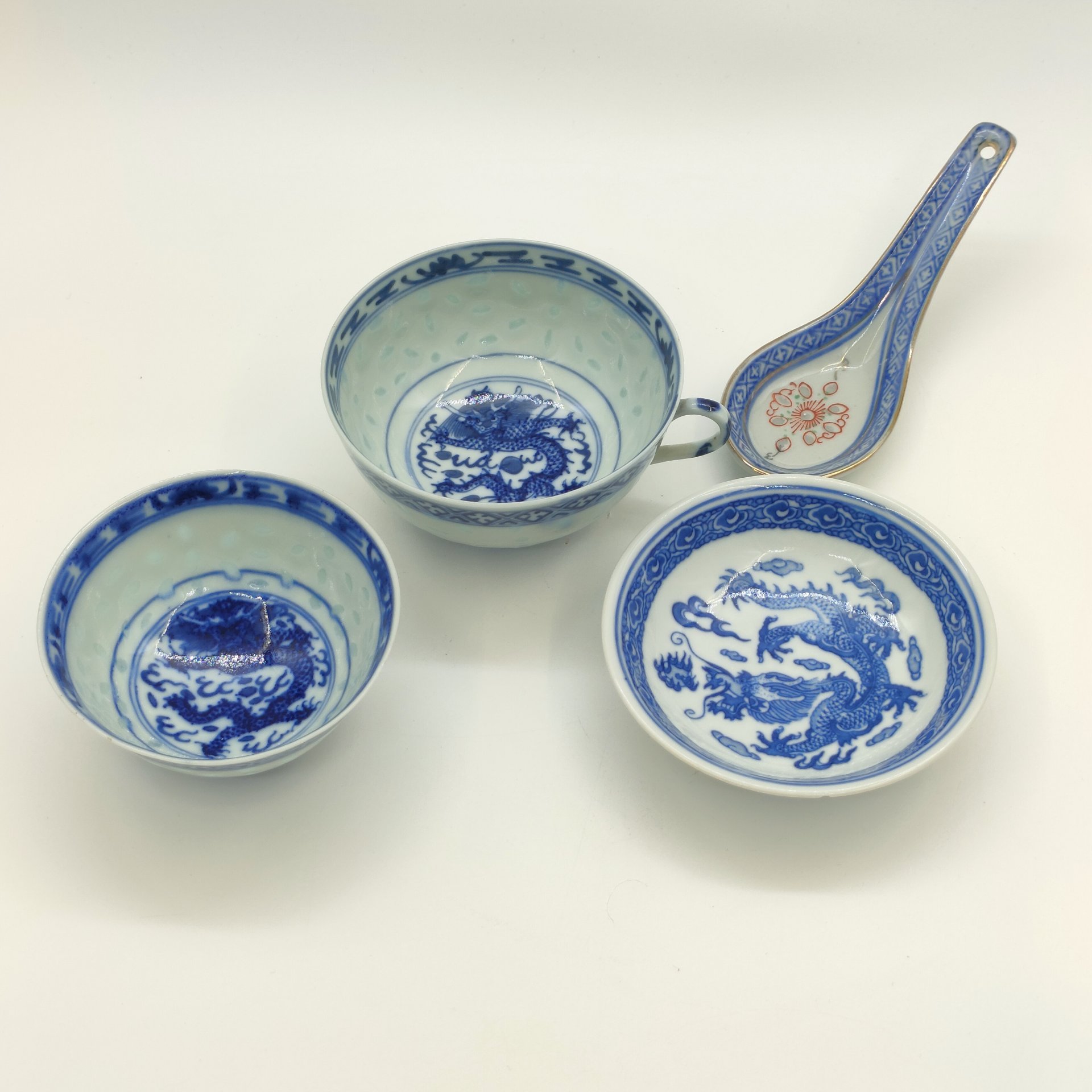 Набор из 4-х предметов (чашка, пиала, розетка и ложка), украшенных изображением дракона и традиционным рельефным декором "рисовое зерно", фарфор, деколь, золочение, Фарфор Цзиндэчжэнь, Китай, 1980-2000 гг.