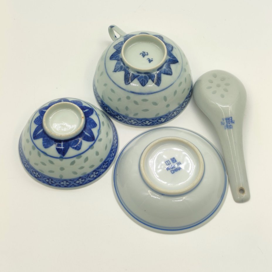 Набор из 4-х предметов (чашка, пиала, розетка и ложка), украшенных изображением дракона и традиционным рельефным декором "рисовое зерно", фарфор, деколь, золочение, Фарфор Цзиндэчжэнь, Китай, 1980-2000 гг.