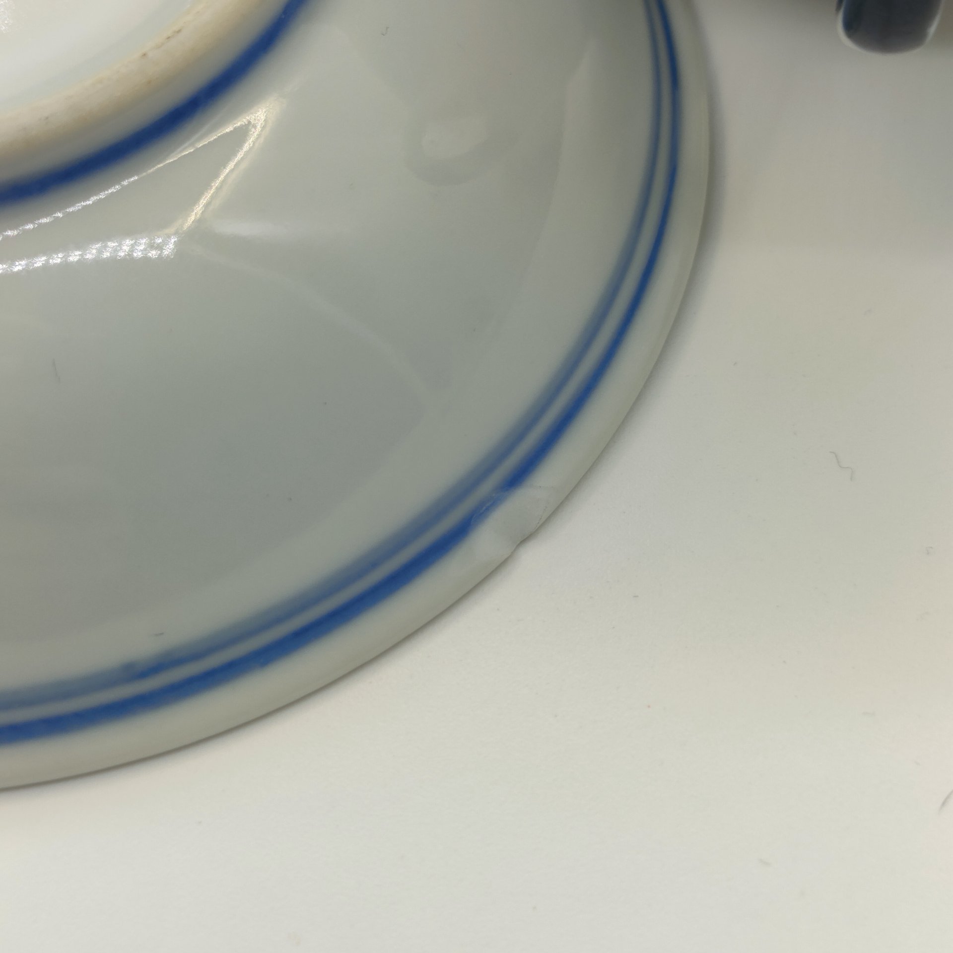 Набор из 4-х предметов (чашка, пиала, розетка и ложка), украшенных изображением дракона и традиционным рельефным декором "рисовое зерно", фарфор, деколь, золочение, Фарфор Цзиндэчжэнь, Китай, 1980-2000 гг.