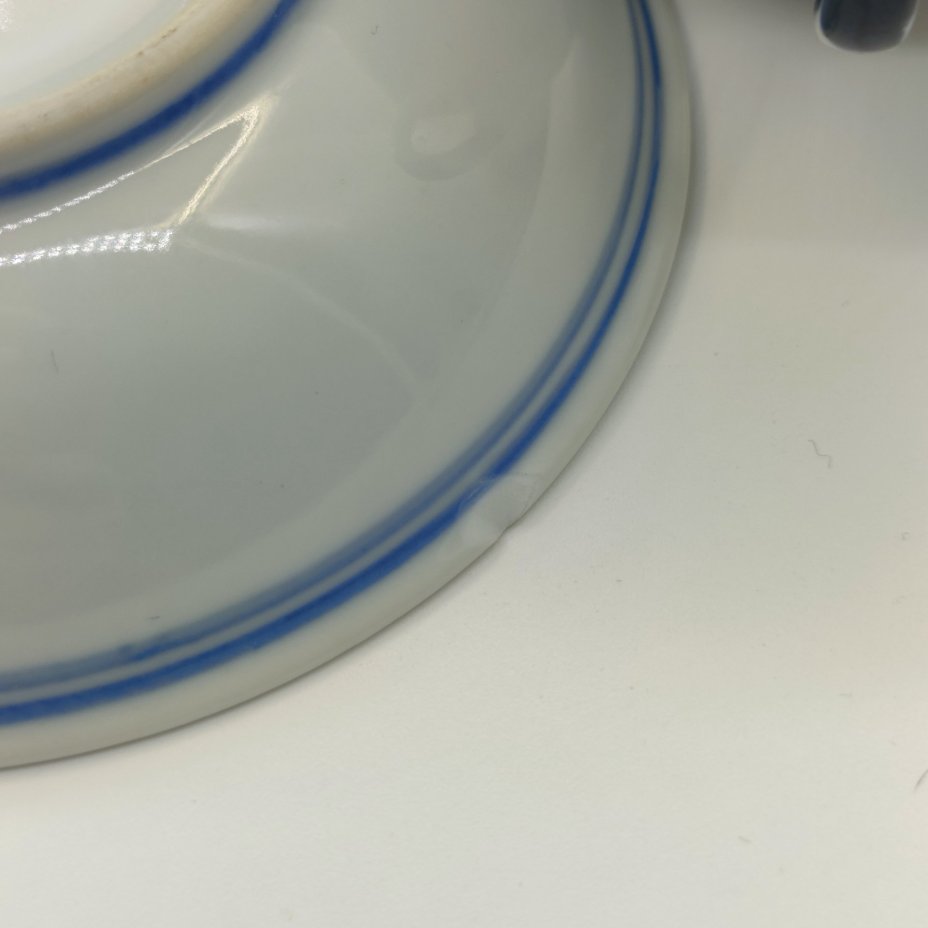 Набор из 4-х предметов (чашка, пиала, розетка и ложка), украшенных изображением дракона и традиционным рельефным декором "рисовое зерно", фарфор, деколь, золочение, Фарфор Цзиндэчжэнь, Китай, 1980-2000 гг.