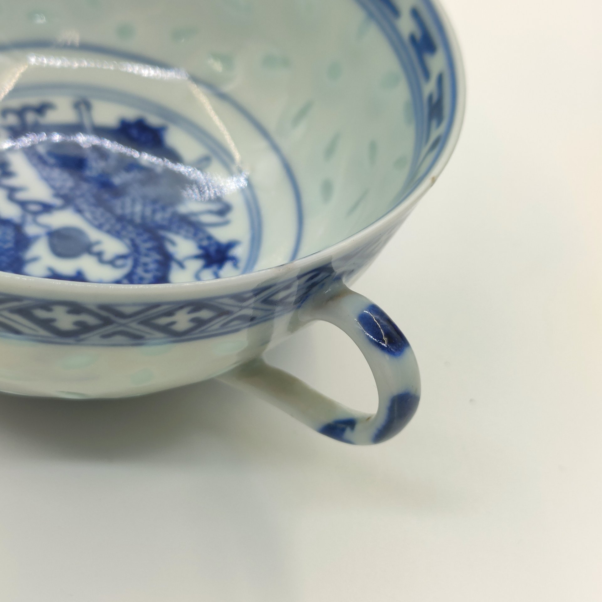 Набор из 4-х предметов (чашка, пиала, розетка и ложка), украшенных изображением дракона и традиционным рельефным декором "рисовое зерно", фарфор, деколь, золочение, Фарфор Цзиндэчжэнь, Китай, 1980-2000 гг.