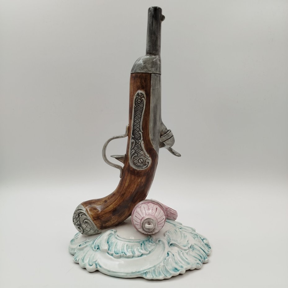 Декор настенный "Мушкет" ("Пистолет"), Porcellane Nuova Triade, фаянс, роспись, Италия, 1960-1980 гг.