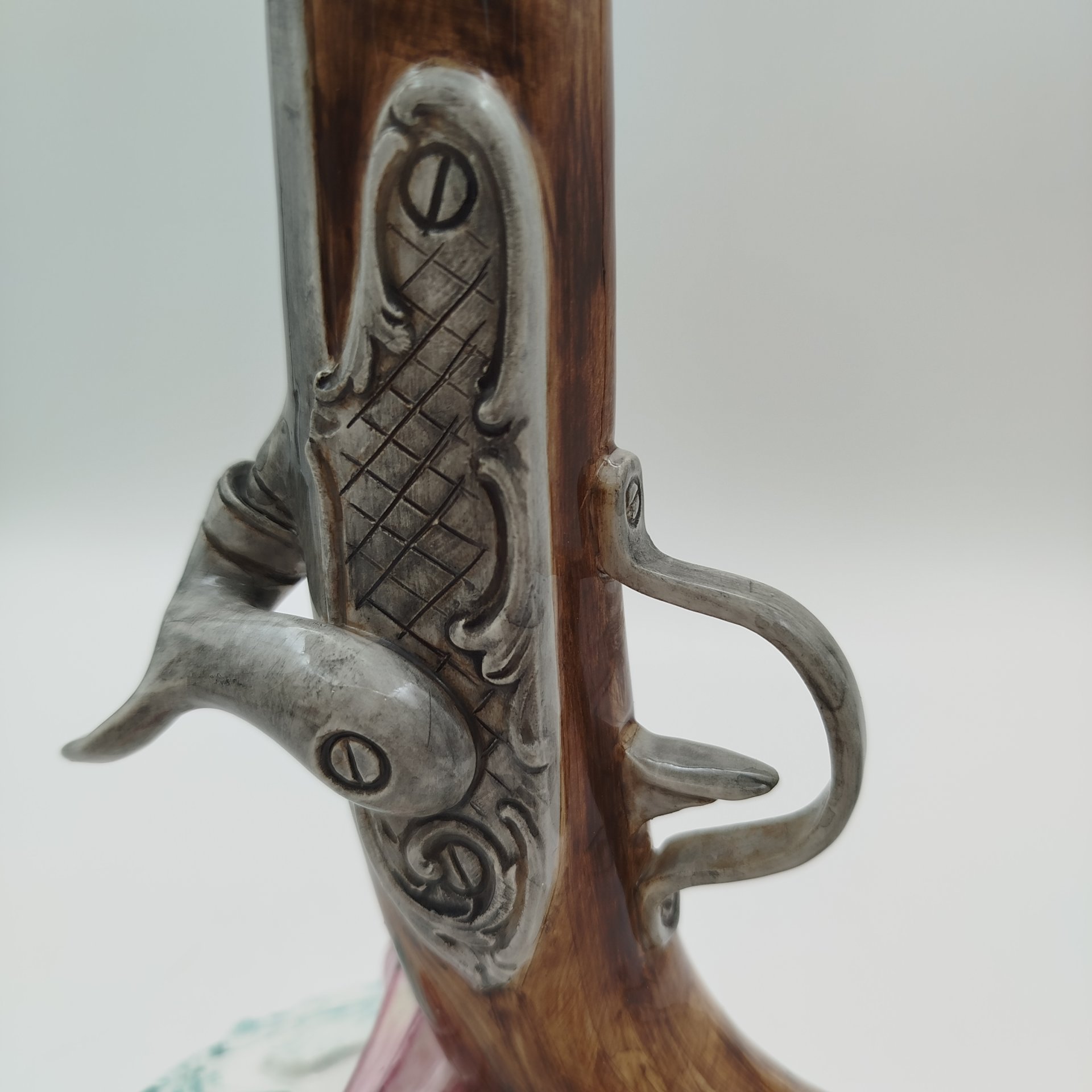 Декор настенный "Мушкет" ("Пистолет"), Porcellane Nuova Triade, фаянс, роспись, Италия, 1960-1980 гг.
