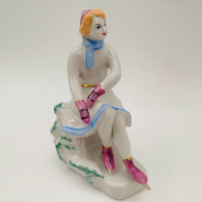 Статуэтка  "Конькобежка", автор О. Л. Жникруп, фарфор, роспись, золочение, Полонский завод художественной керамики (Полонное ЗХК), СССР, 1956-1972 гг.