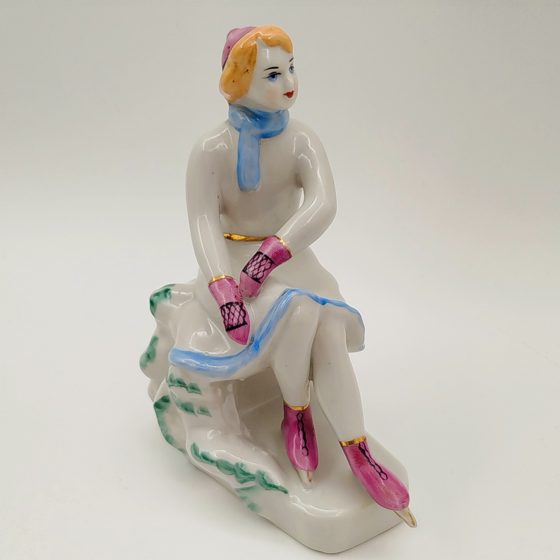 Статуэтка  "Конькобежка", автор О. Л. Жникруп, фарфор, роспись, золочение, Полонский завод художественной керамики (Полонное ЗХК), СССР, 1956-1972 гг.