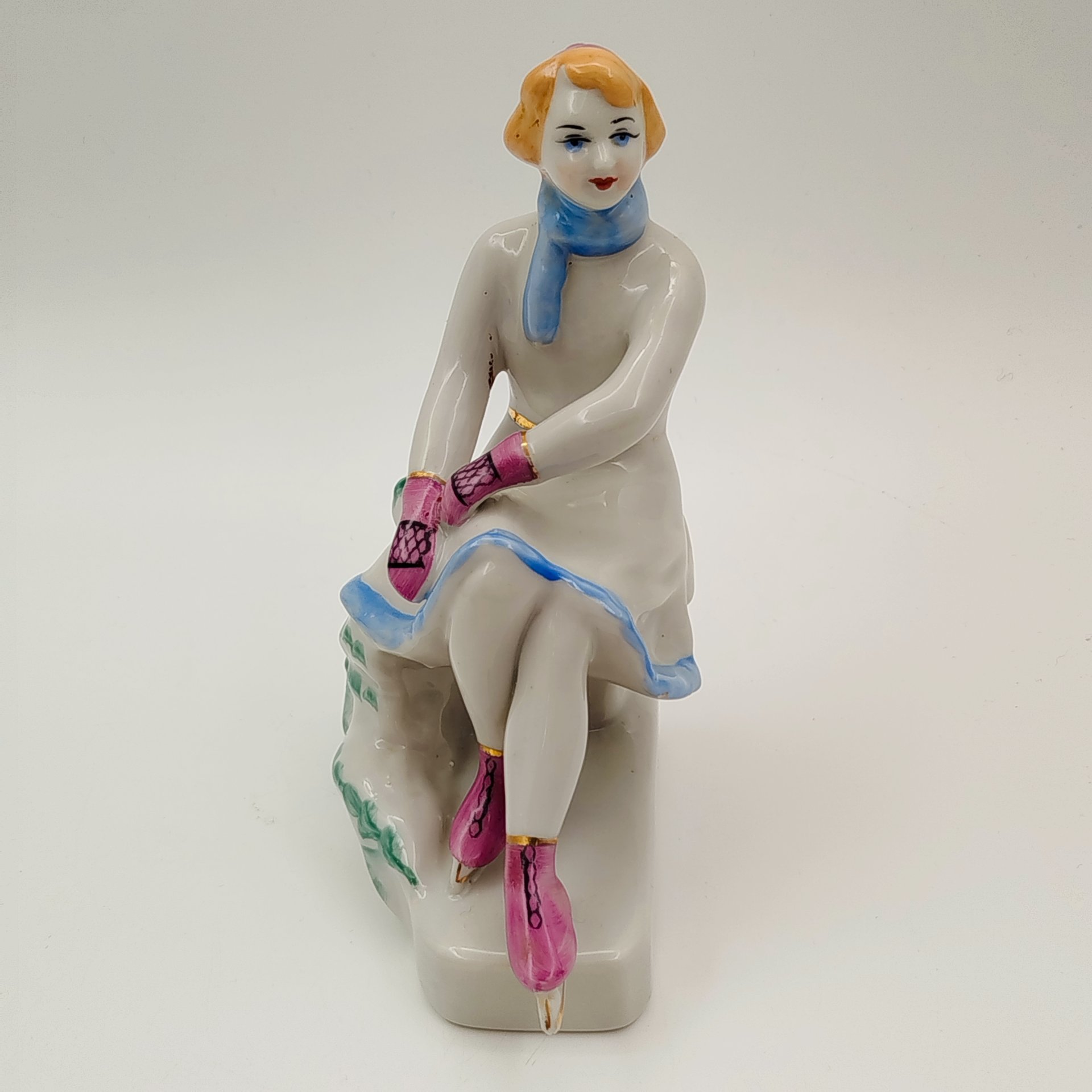 Статуэтка  "Конькобежка", автор О. Л. Жникруп, фарфор, роспись, золочение, Полонский завод художественной керамики (Полонное ЗХК), СССР, 1956-1972 гг.