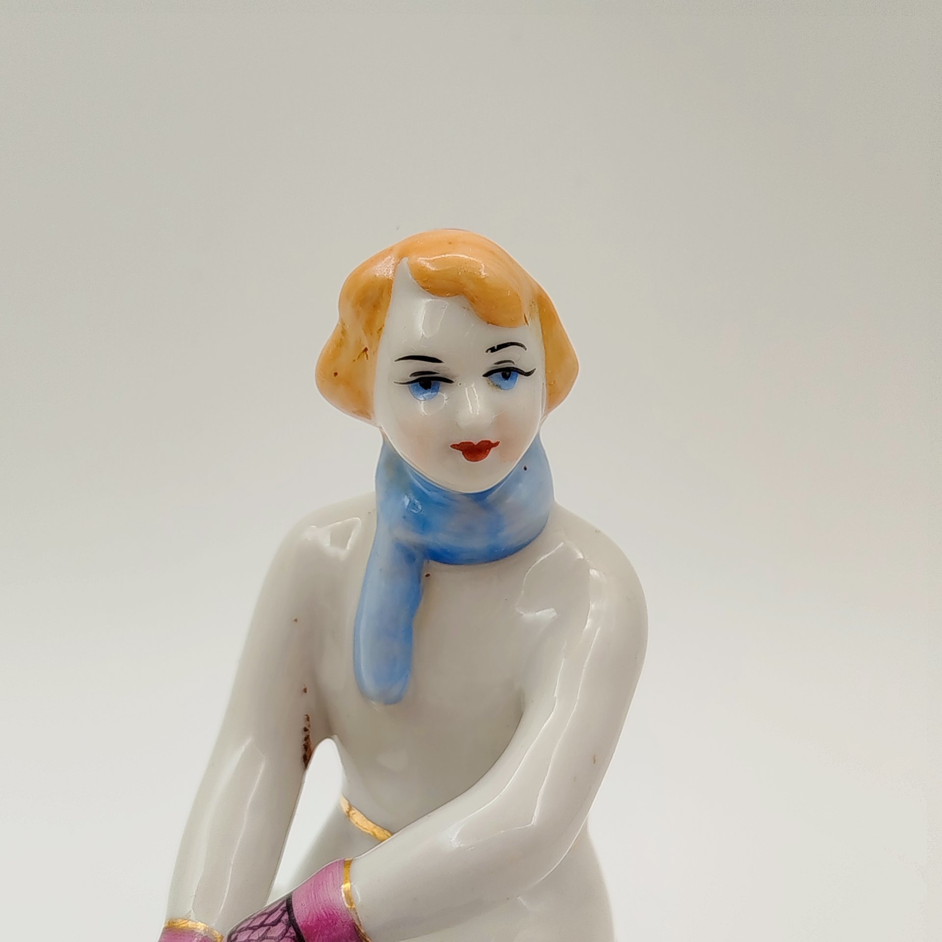 Статуэтка  "Конькобежка", автор О. Л. Жникруп, фарфор, роспись, золочение, Полонский завод художественной керамики (Полонное ЗХК), СССР, 1956-1972 гг.