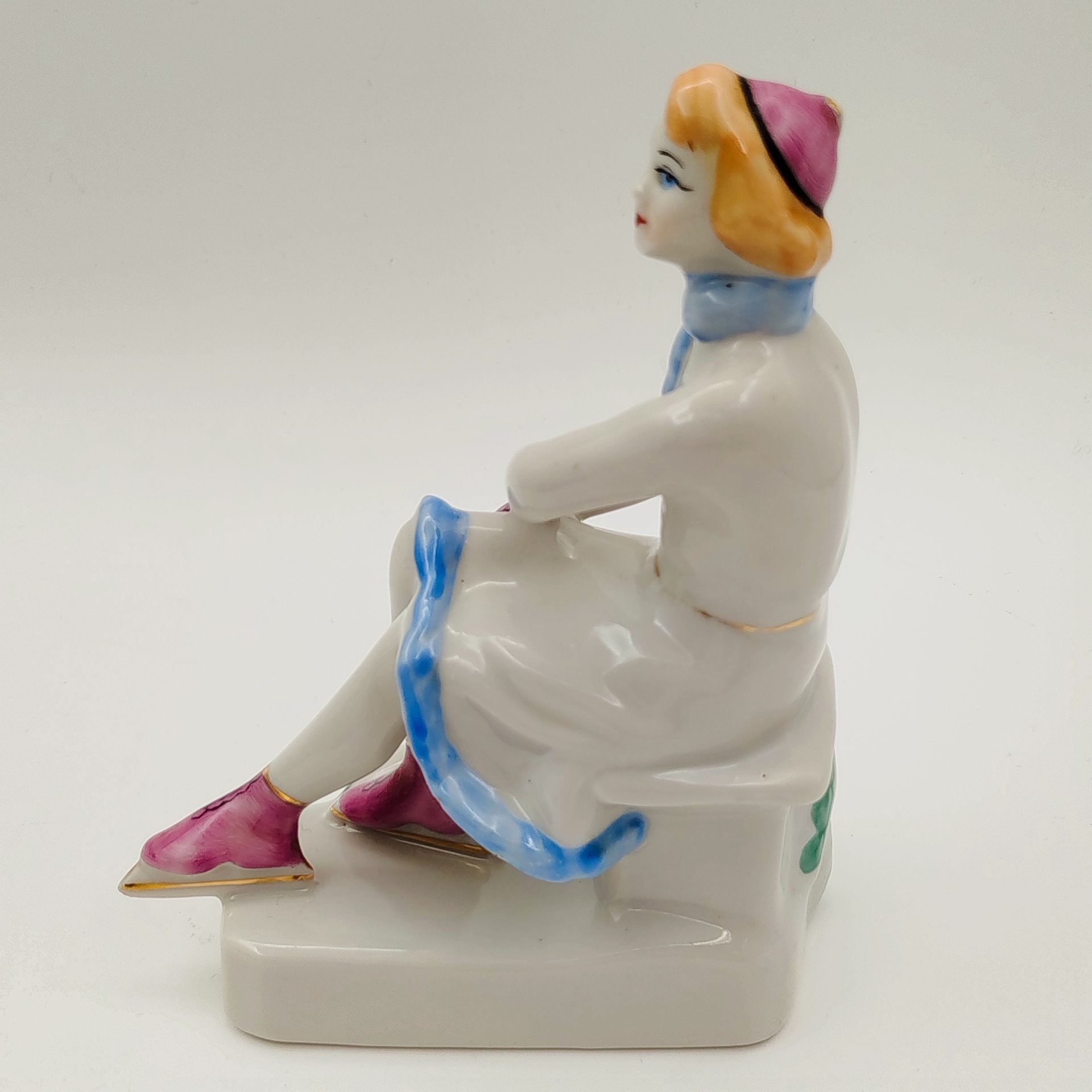 Статуэтка  "Конькобежка", автор О. Л. Жникруп, фарфор, роспись, золочение, Полонский завод художественной керамики (Полонное ЗХК), СССР, 1956-1972 гг.