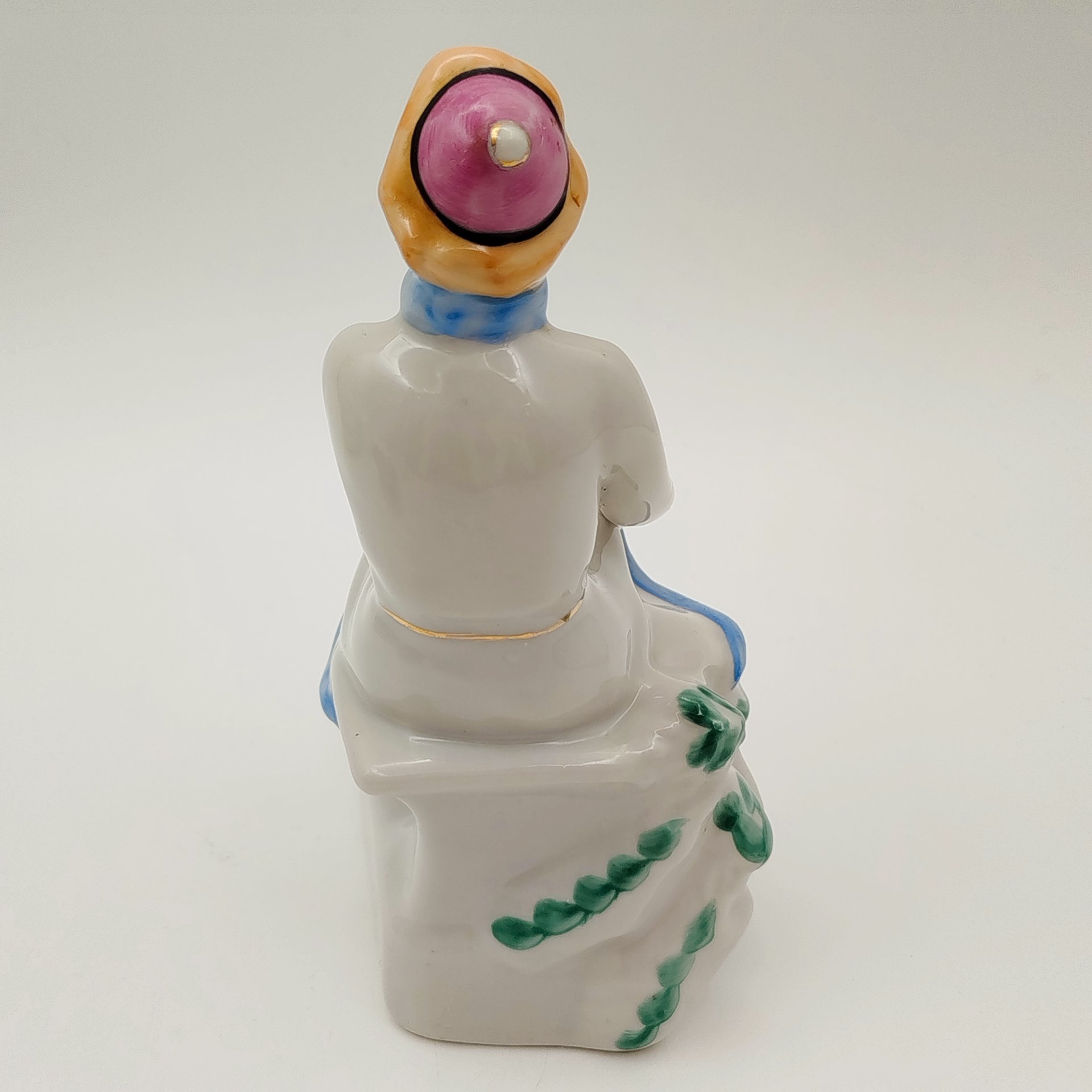 Статуэтка  "Конькобежка", автор О. Л. Жникруп, фарфор, роспись, золочение, Полонский завод художественной керамики (Полонное ЗХК), СССР, 1956-1972 гг.