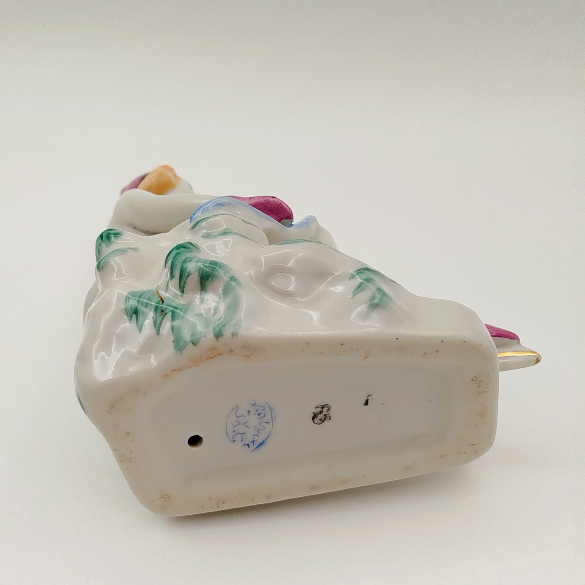 Статуэтка  "Конькобежка", автор О. Л. Жникруп, фарфор, роспись, золочение, Полонский завод художественной керамики (Полонное ЗХК), СССР, 1956-1972 гг.