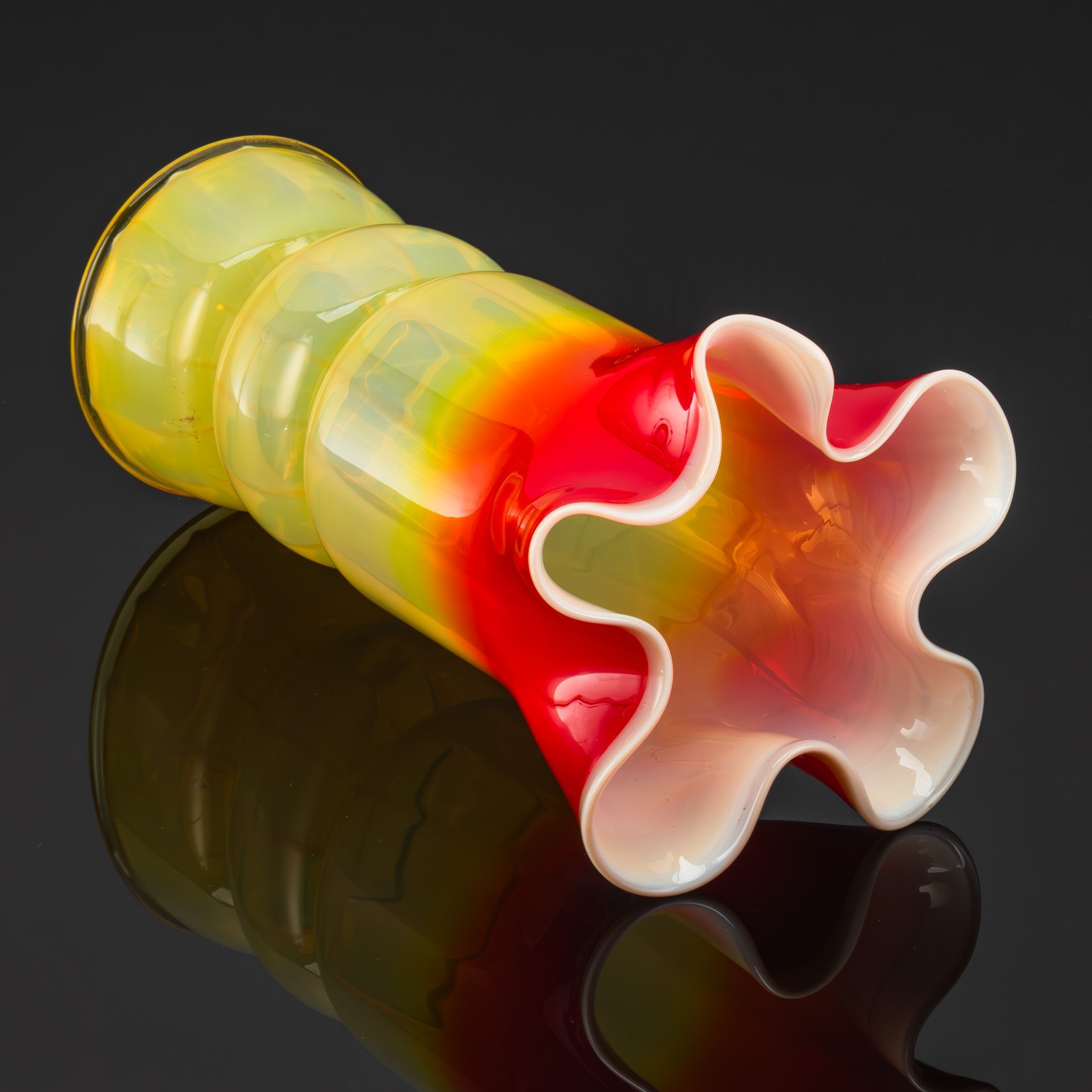 Ваза "Костер" с волнистым бортом, автор Кучинская Людмила Александровна, цветное стекло, гутная техника, Стекольный завод «Красный май», СССР, 1960-1980 гг.