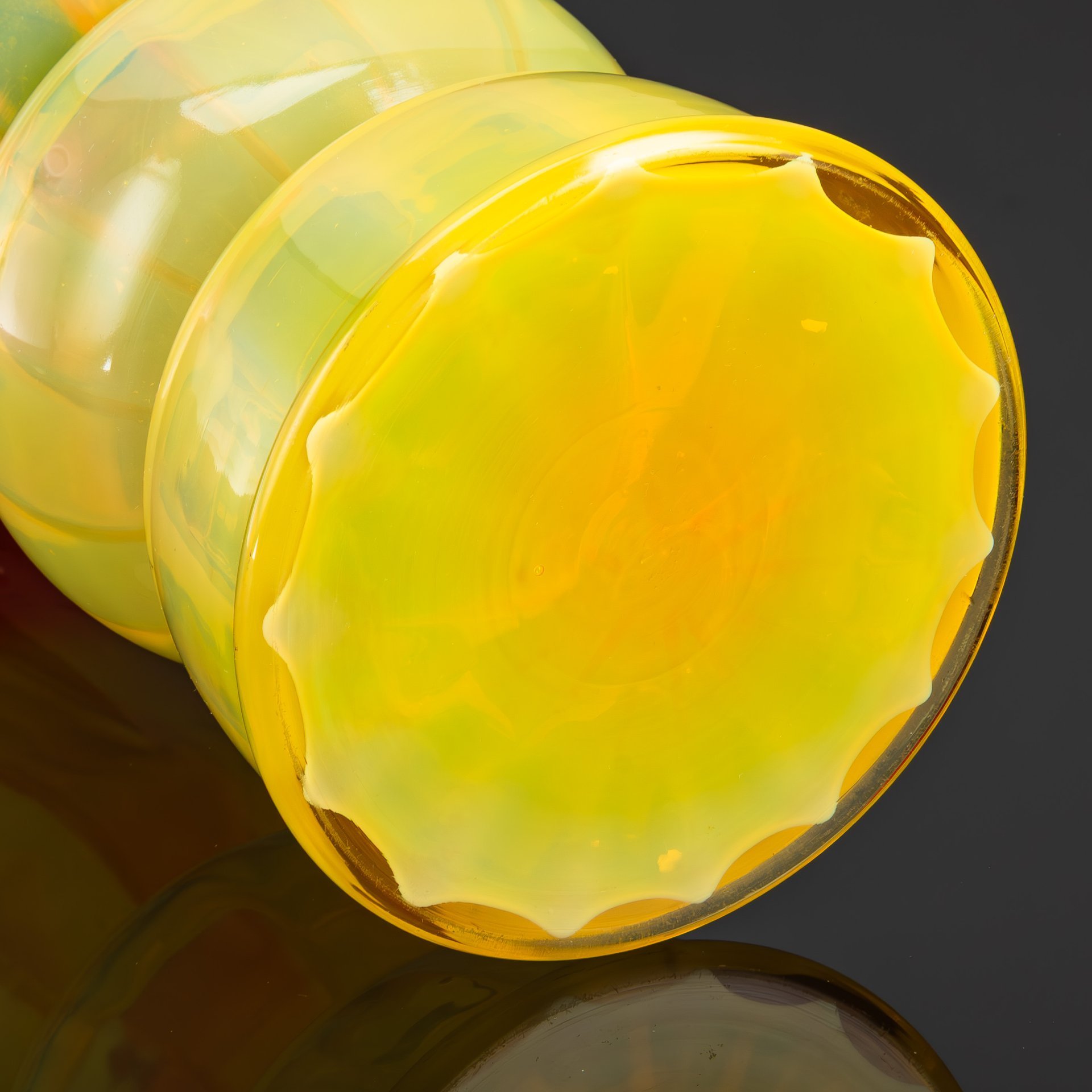 Ваза "Костер" с волнистым бортом, автор Кучинская Людмила Александровна, цветное стекло, гутная техника, Стекольный завод «Красный май», СССР, 1960-1980 гг.