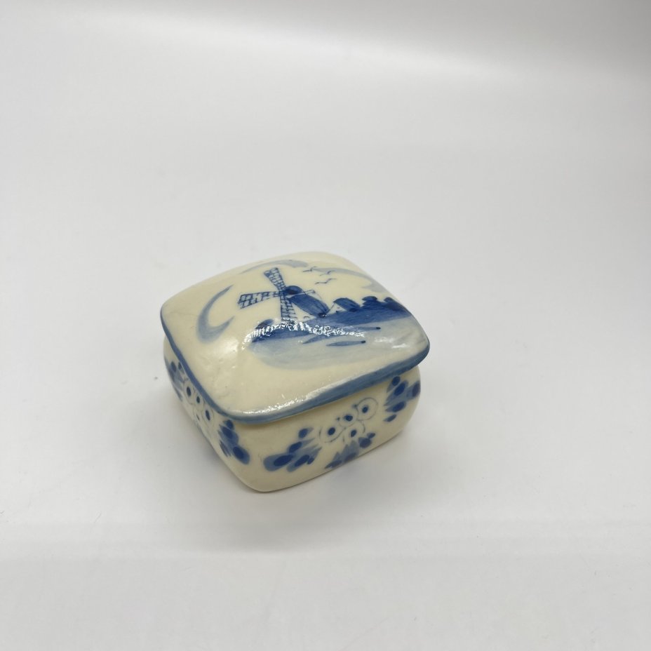 Шкатулка миниатюрная (таблетница) "Мельница", фарфор, роспись, Delfts Blauw, Нидерланды, 1980-2000 гг.