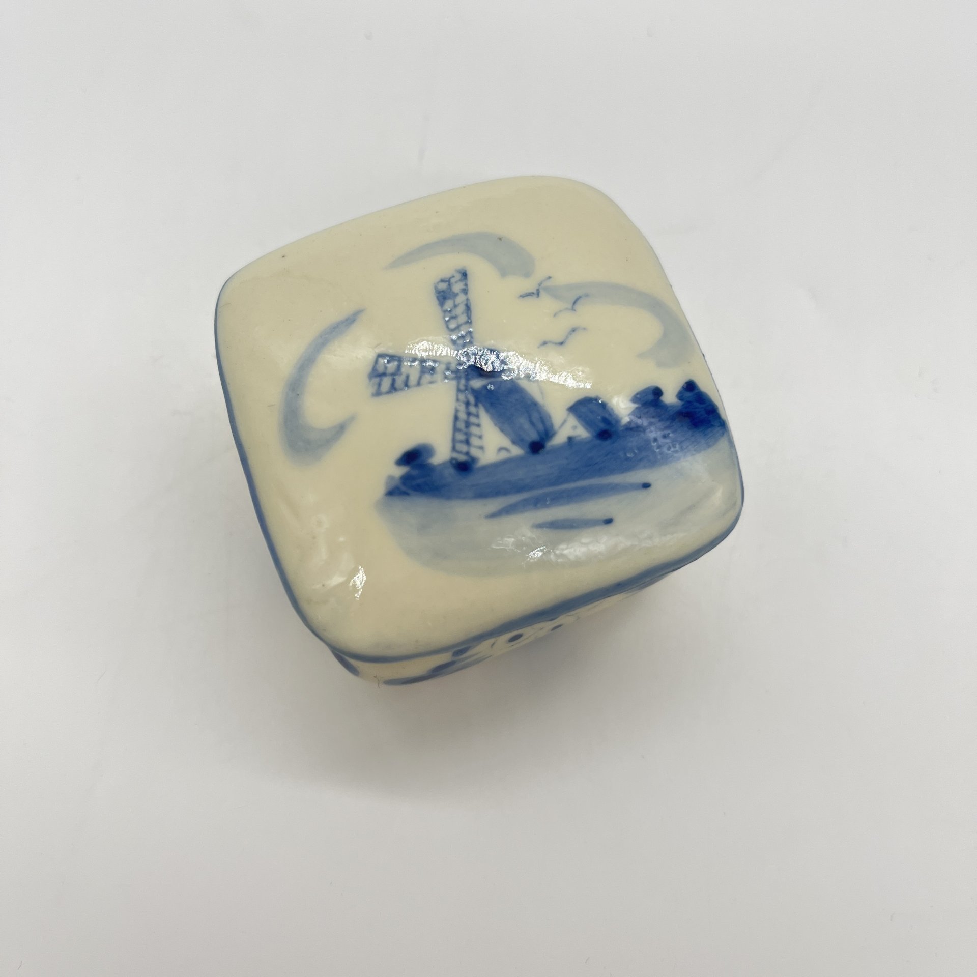Шкатулка миниатюрная (таблетница) "Мельница", фарфор, роспись, Delfts Blauw, Нидерланды, 1980-2000 гг.