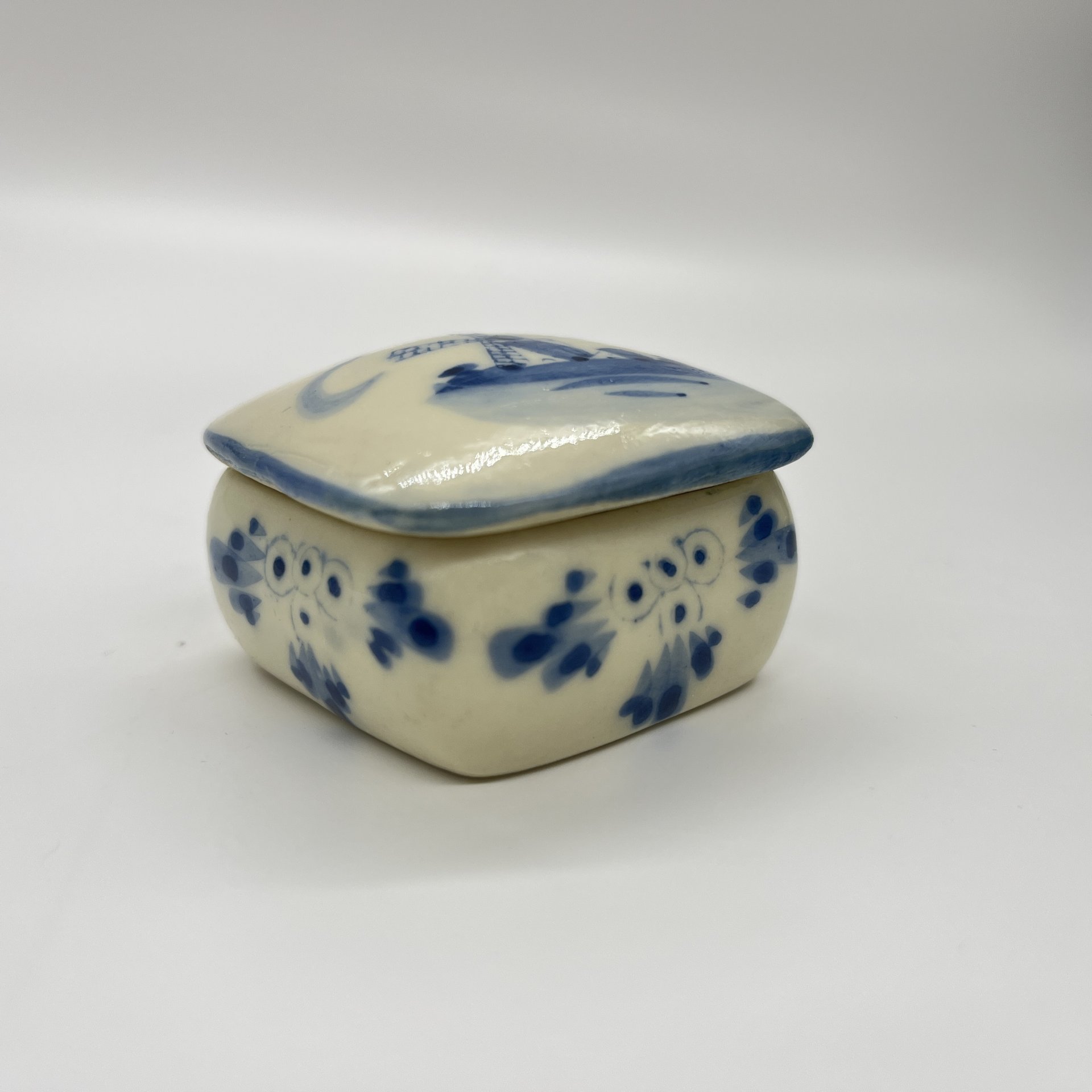 Шкатулка миниатюрная (таблетница) "Мельница", фарфор, роспись, Delfts Blauw, Нидерланды, 1980-2000 гг.