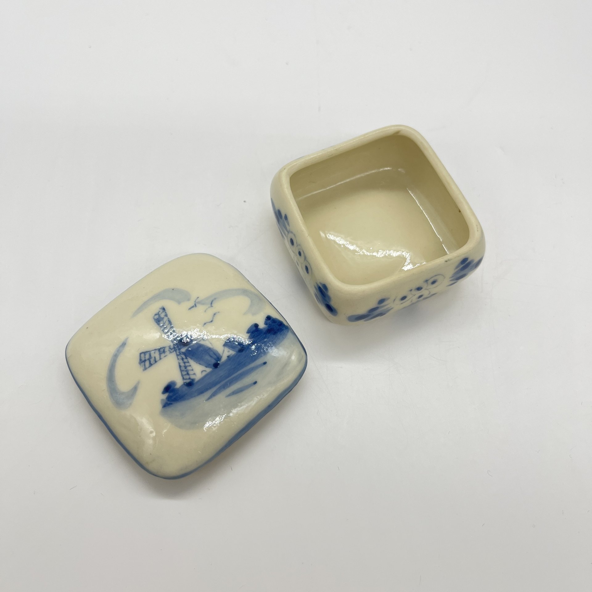 Шкатулка миниатюрная (таблетница) "Мельница", фарфор, роспись, Delfts Blauw, Нидерланды, 1980-2000 гг.
