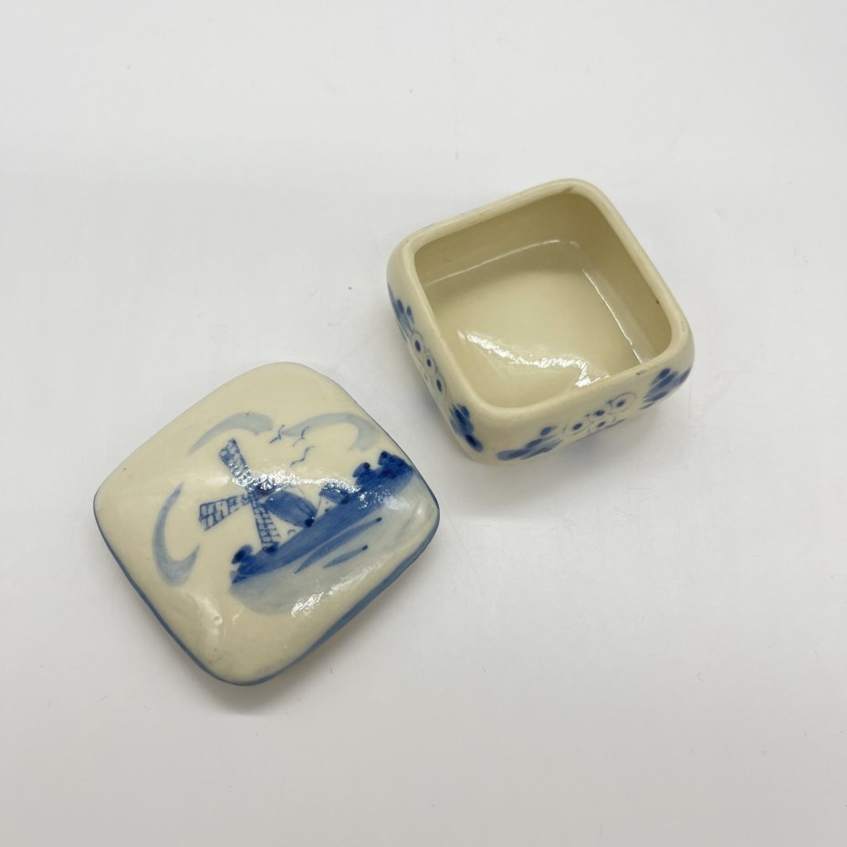 Шкатулка миниатюрная (таблетница) "Мельница", фарфор, роспись, Delfts Blauw, Нидерланды, 1980-2000 гг.