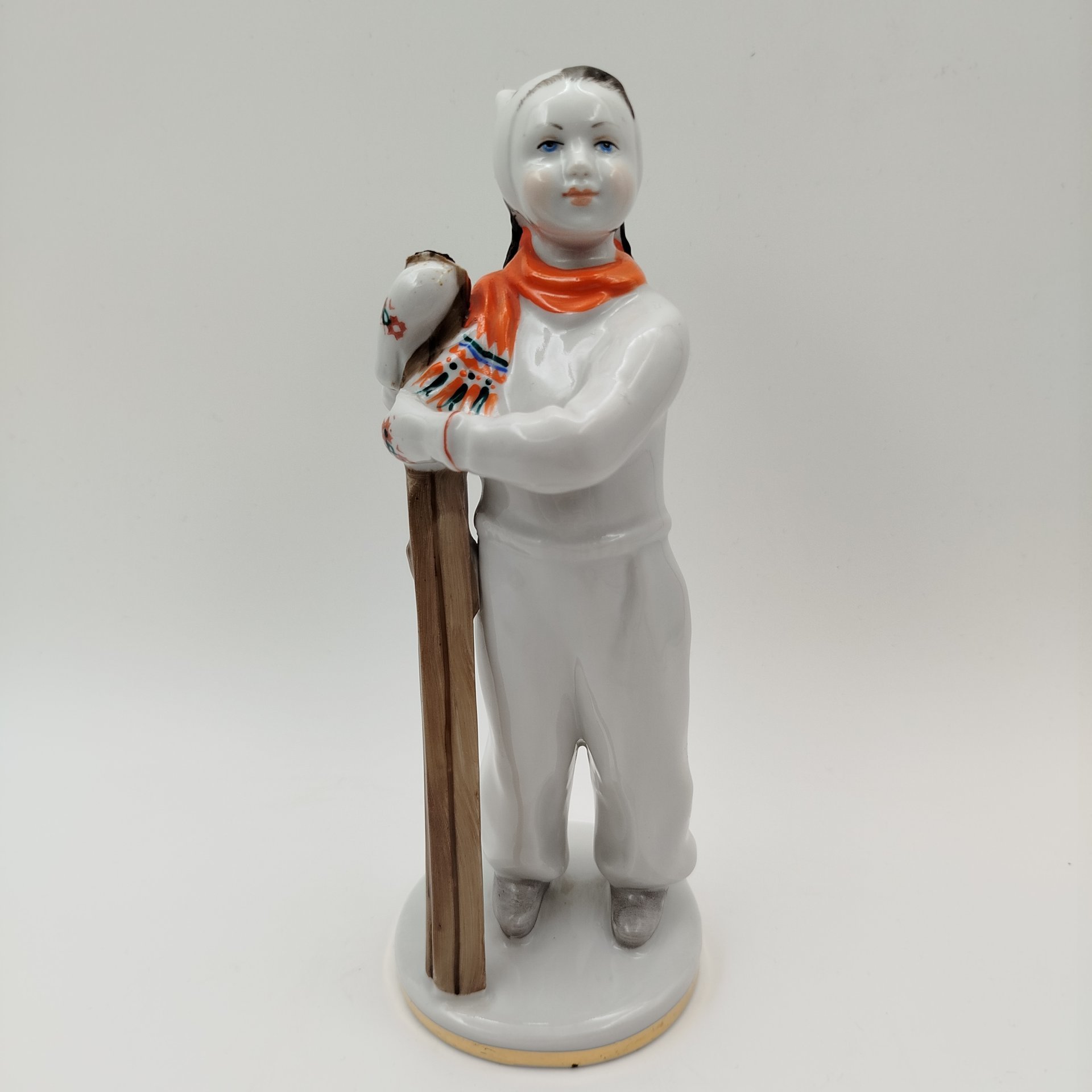 Статуэтка "Лыжница", скульптор Г.С. Столбова, автор росписи Е.Н. Лупанова, фарфор, роспись, золочение, Ленинградский фарфоровый завод (ЛФЗ), СССР, 1960-1970 гг.